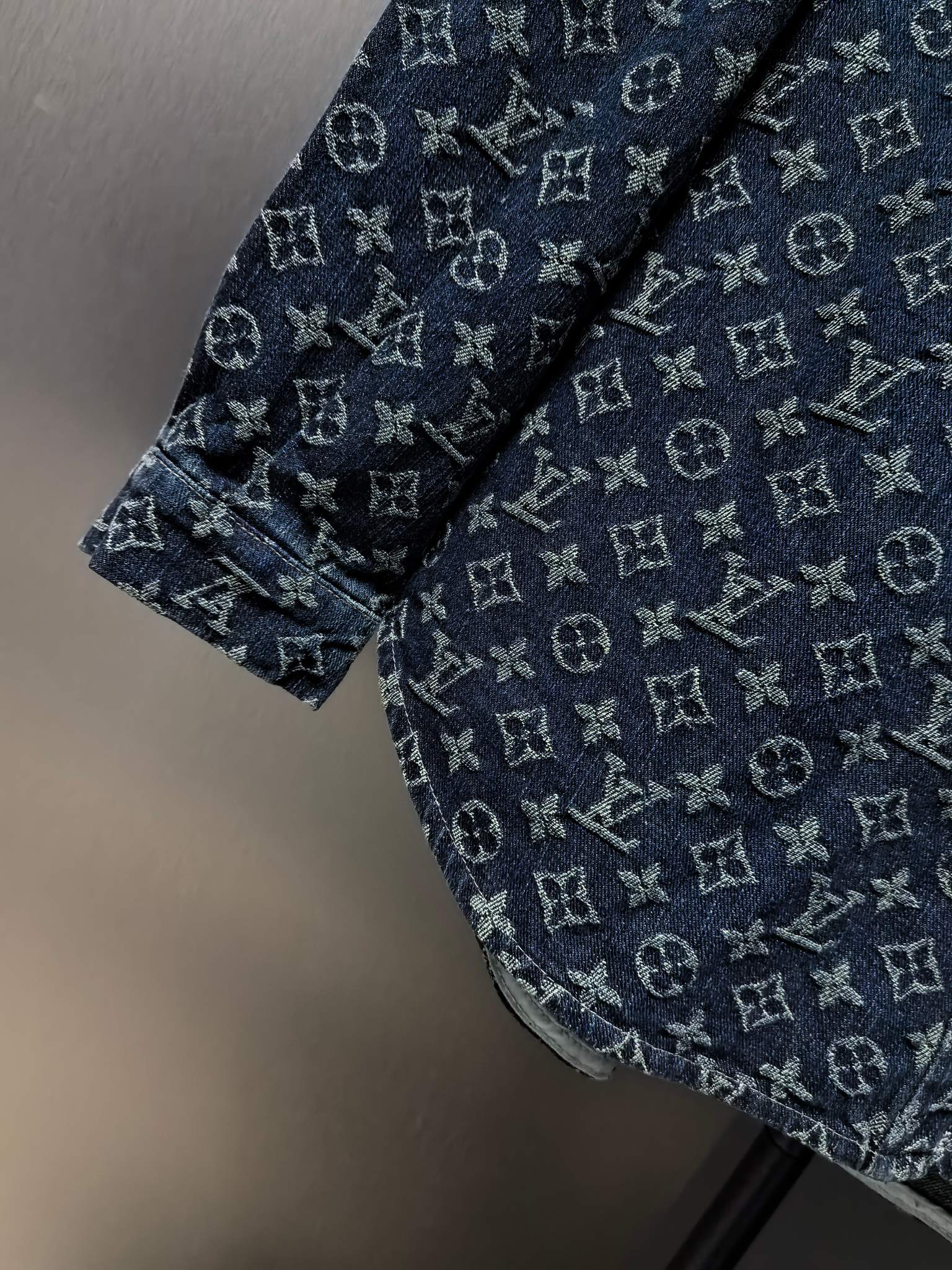 LV高仿深藍滿版Monogram丹寧襯衫 經典復古男士上衣｜歐美奢侈品精品推薦