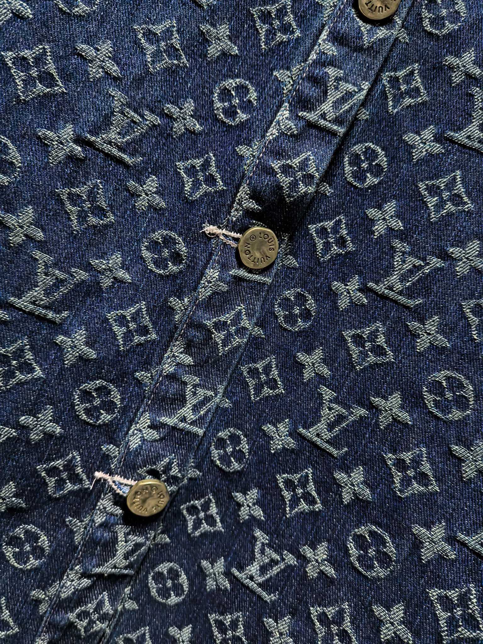 LV高仿深藍滿版Monogram丹寧襯衫 經典復古男士上衣｜歐美奢侈品精品推薦