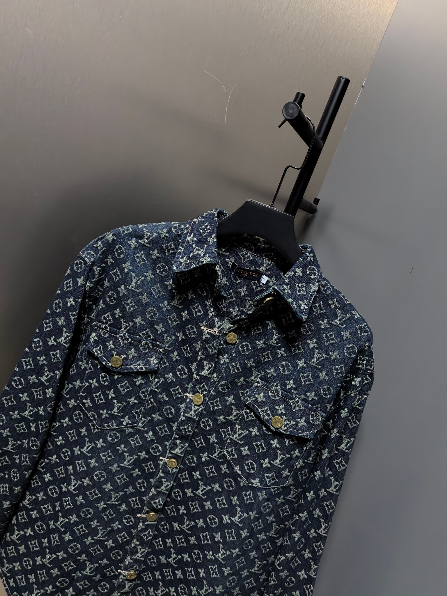 LV高仿深藍滿版Monogram丹寧襯衫 經典復古男士上衣｜歐美奢侈品精品推薦