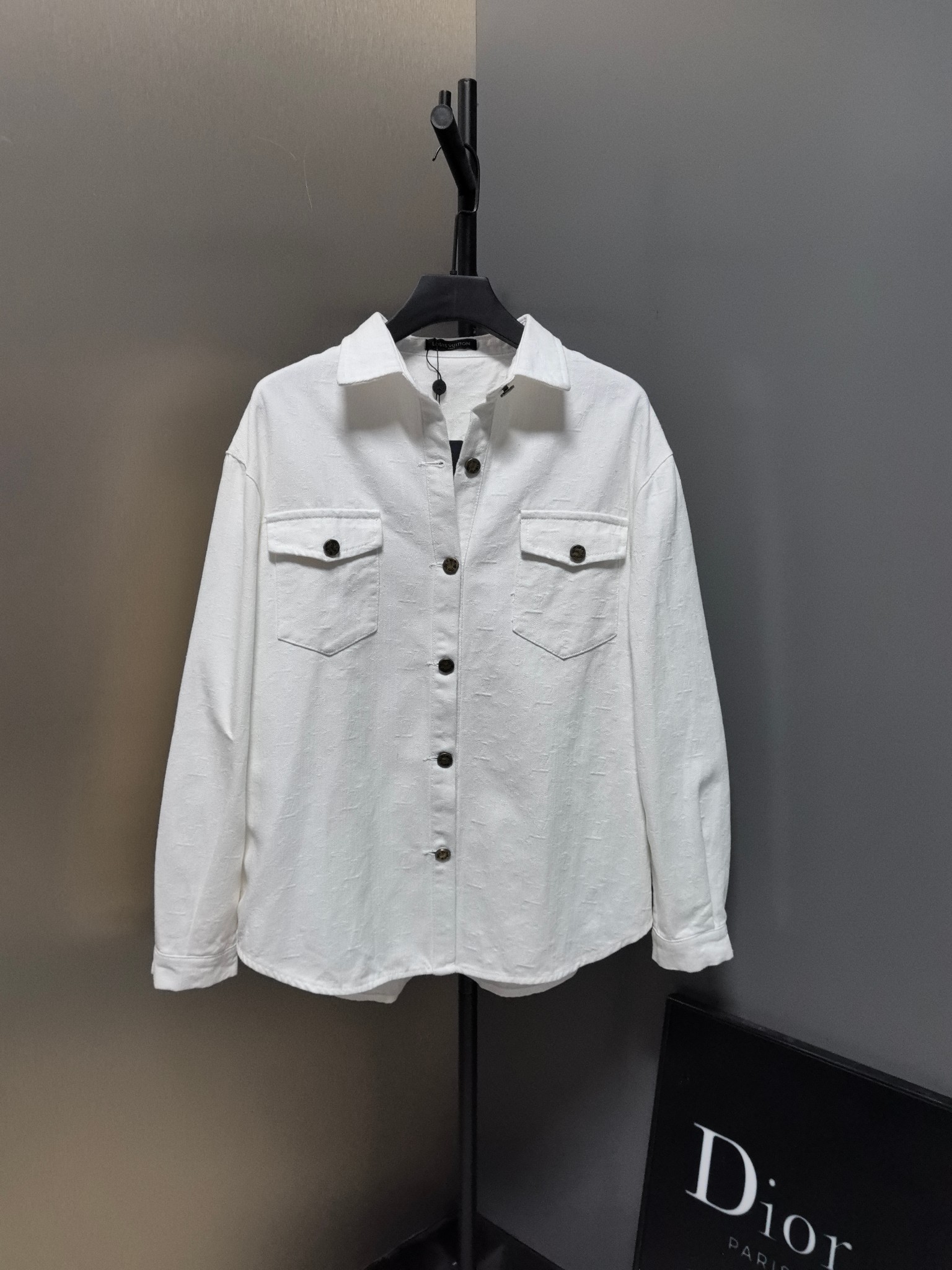 LV精品仿製白色立體壓紋襯衫 簡約雙口袋男士長袖上衣｜歐美奢侈品精品推薦