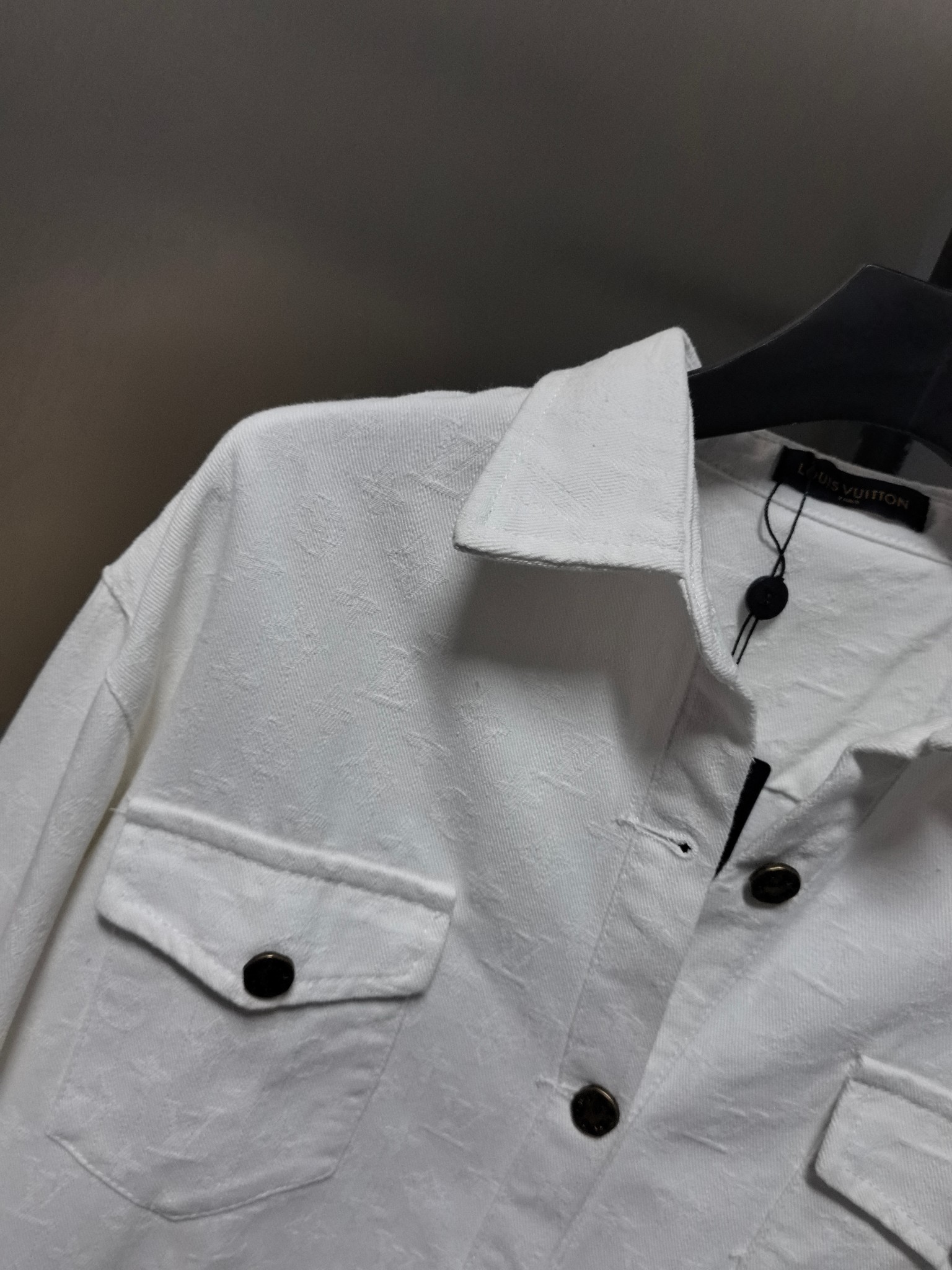 LV精品仿製白色立體壓紋襯衫 簡約雙口袋男士長袖上衣｜歐美奢侈品精品推薦