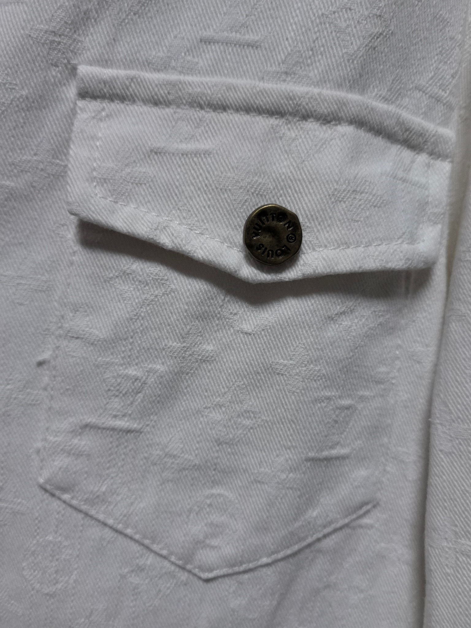 LV精品仿製白色立體壓紋襯衫 簡約雙口袋男士長袖上衣｜歐美奢侈品精品推薦