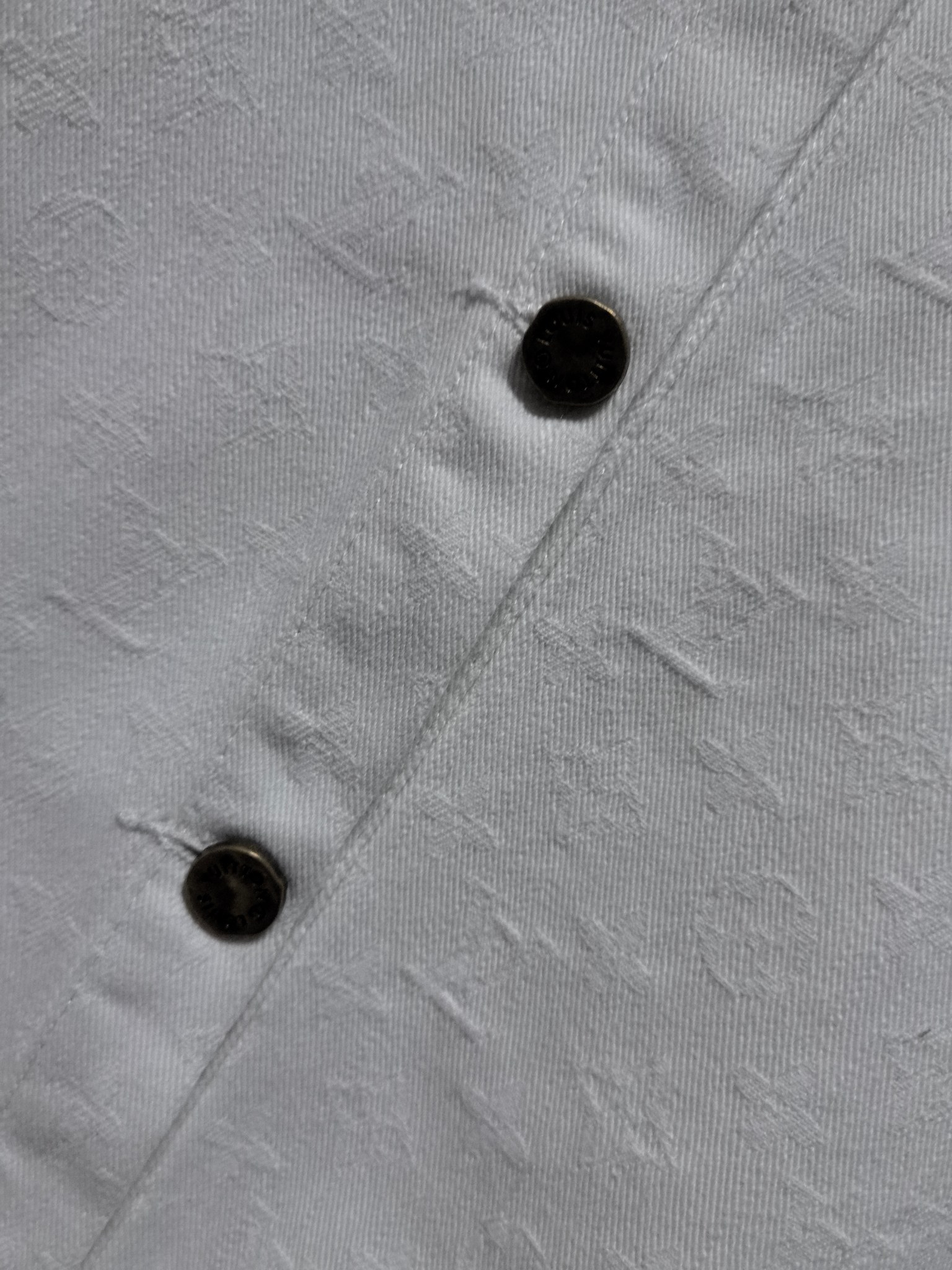 LV精品仿製白色立體壓紋襯衫 簡約雙口袋男士長袖上衣｜歐美奢侈品精品推薦