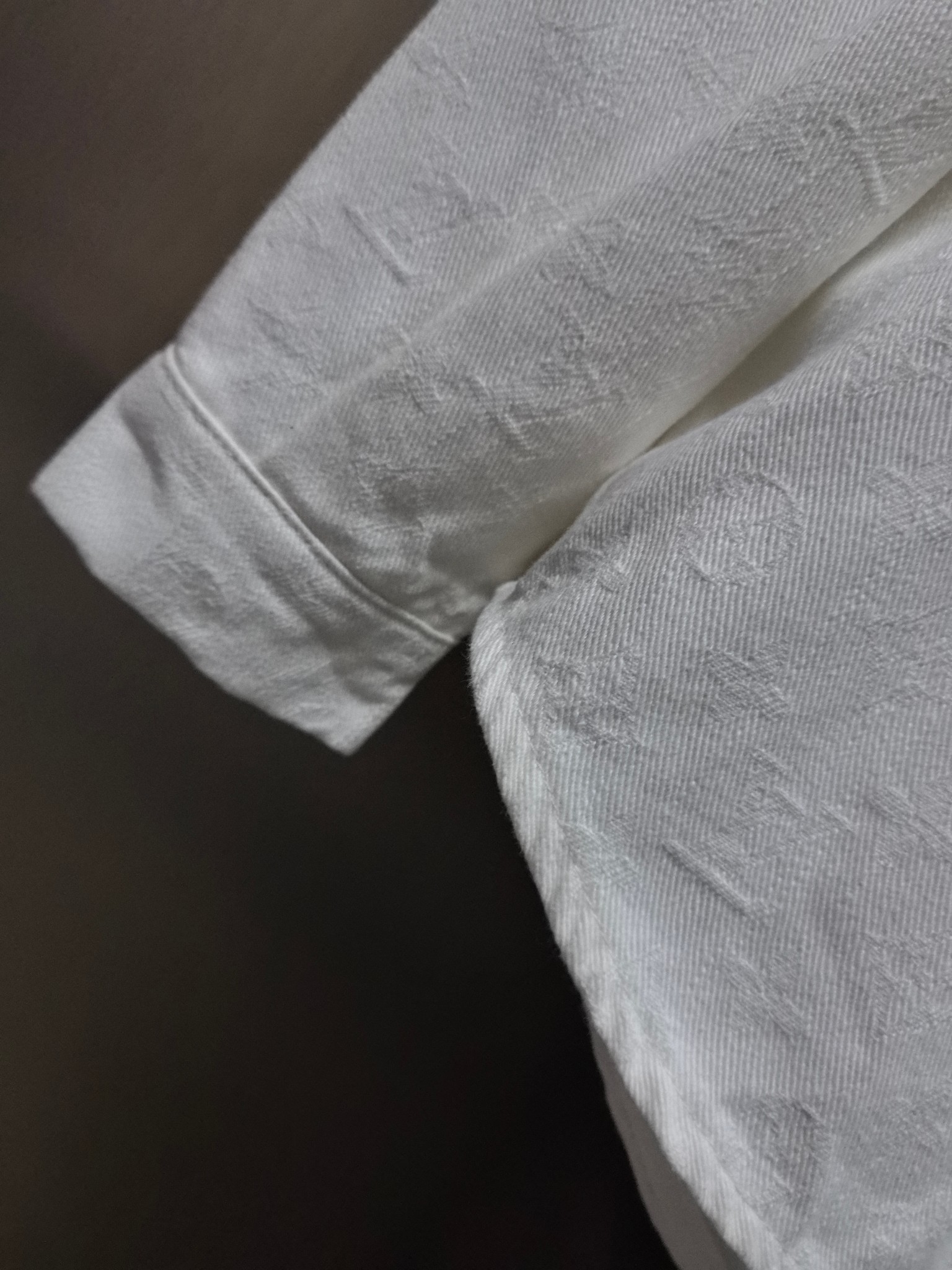 LV精品仿製白色立體壓紋襯衫 簡約雙口袋男士長袖上衣｜歐美奢侈品精品推薦