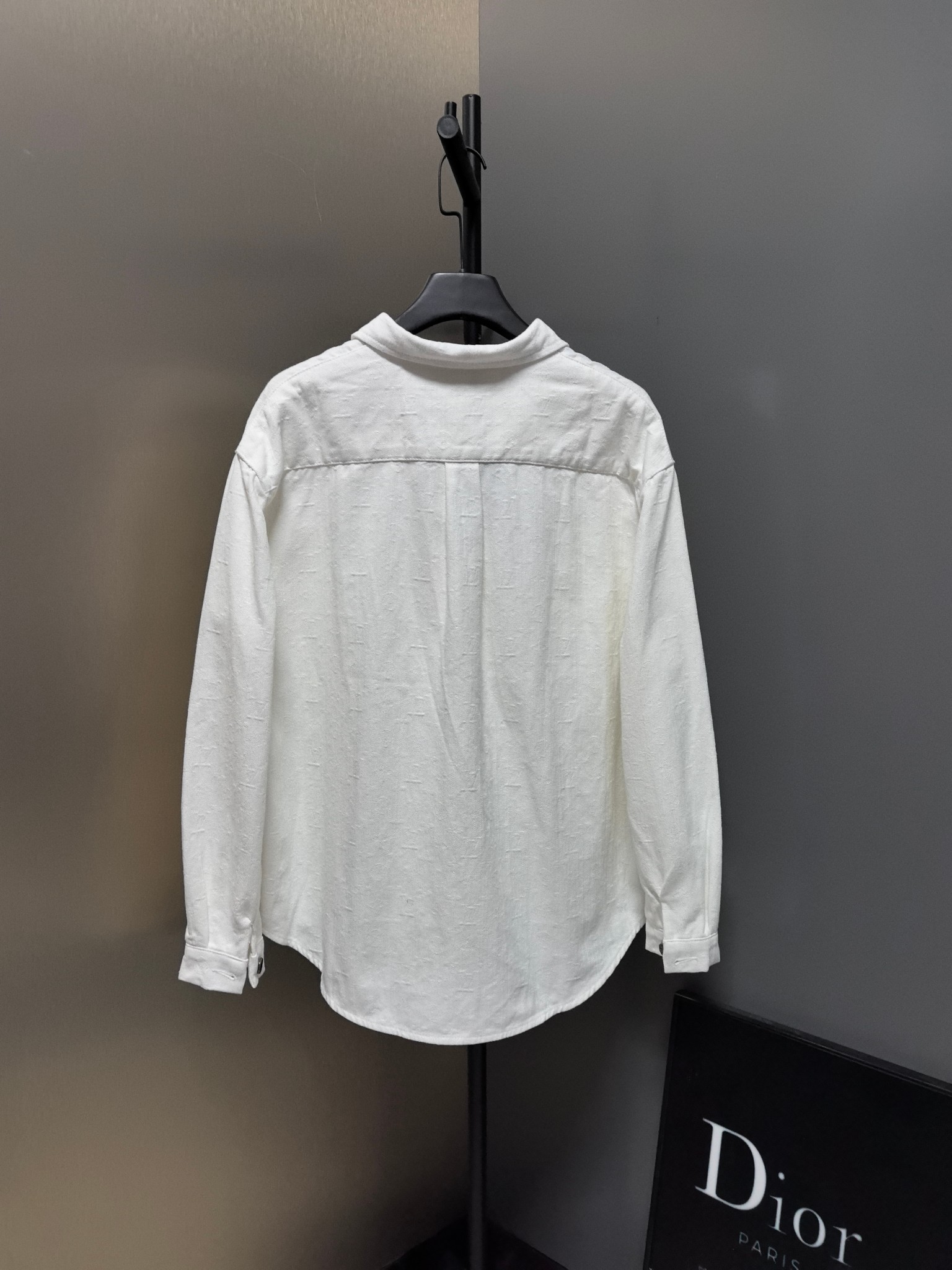 LV精品仿製白色立體壓紋襯衫 簡約雙口袋男士長袖上衣｜歐美奢侈品精品推薦