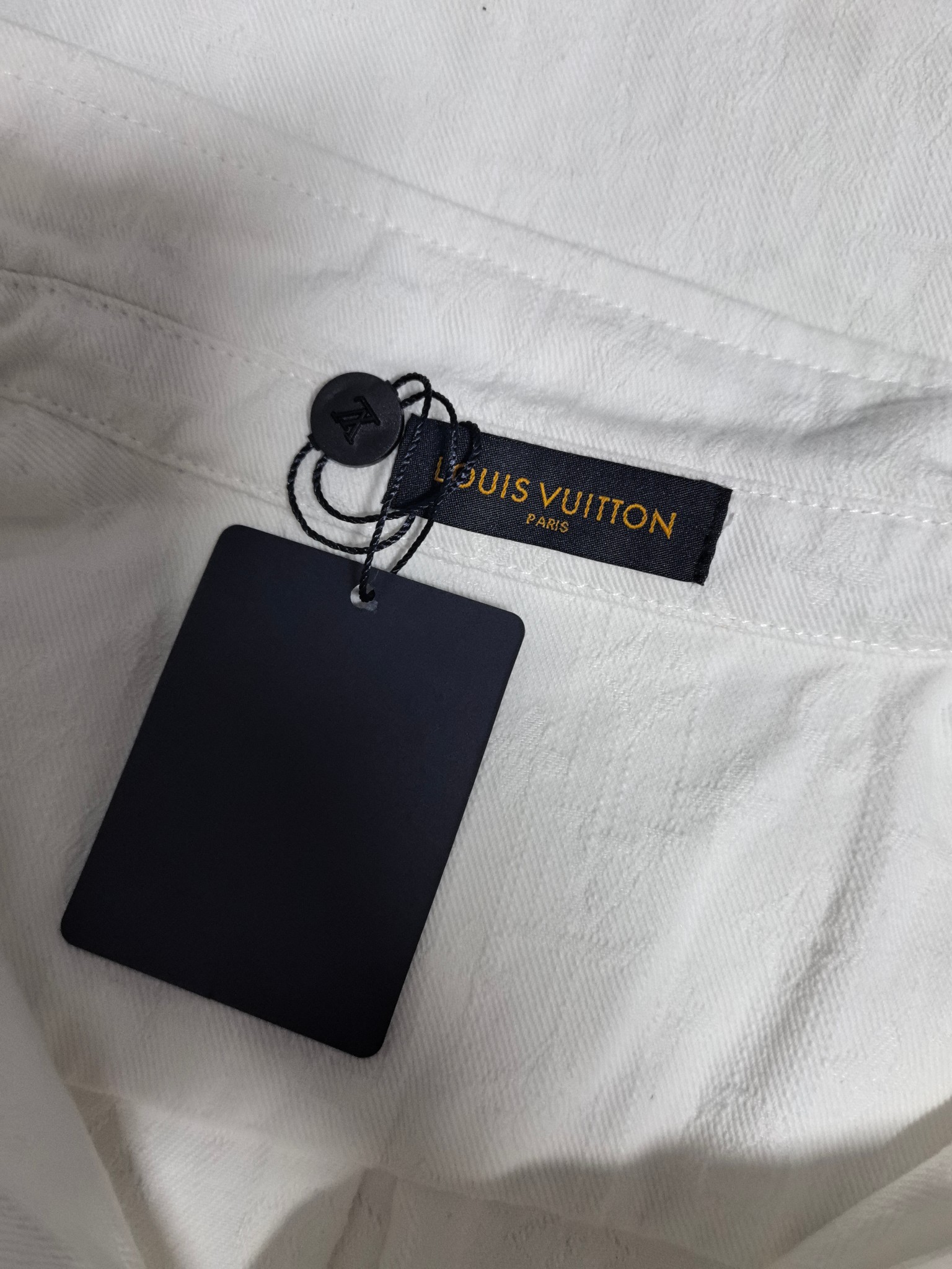 LV精品仿製白色立體壓紋襯衫 簡約雙口袋男士長袖上衣｜歐美奢侈品精品推薦