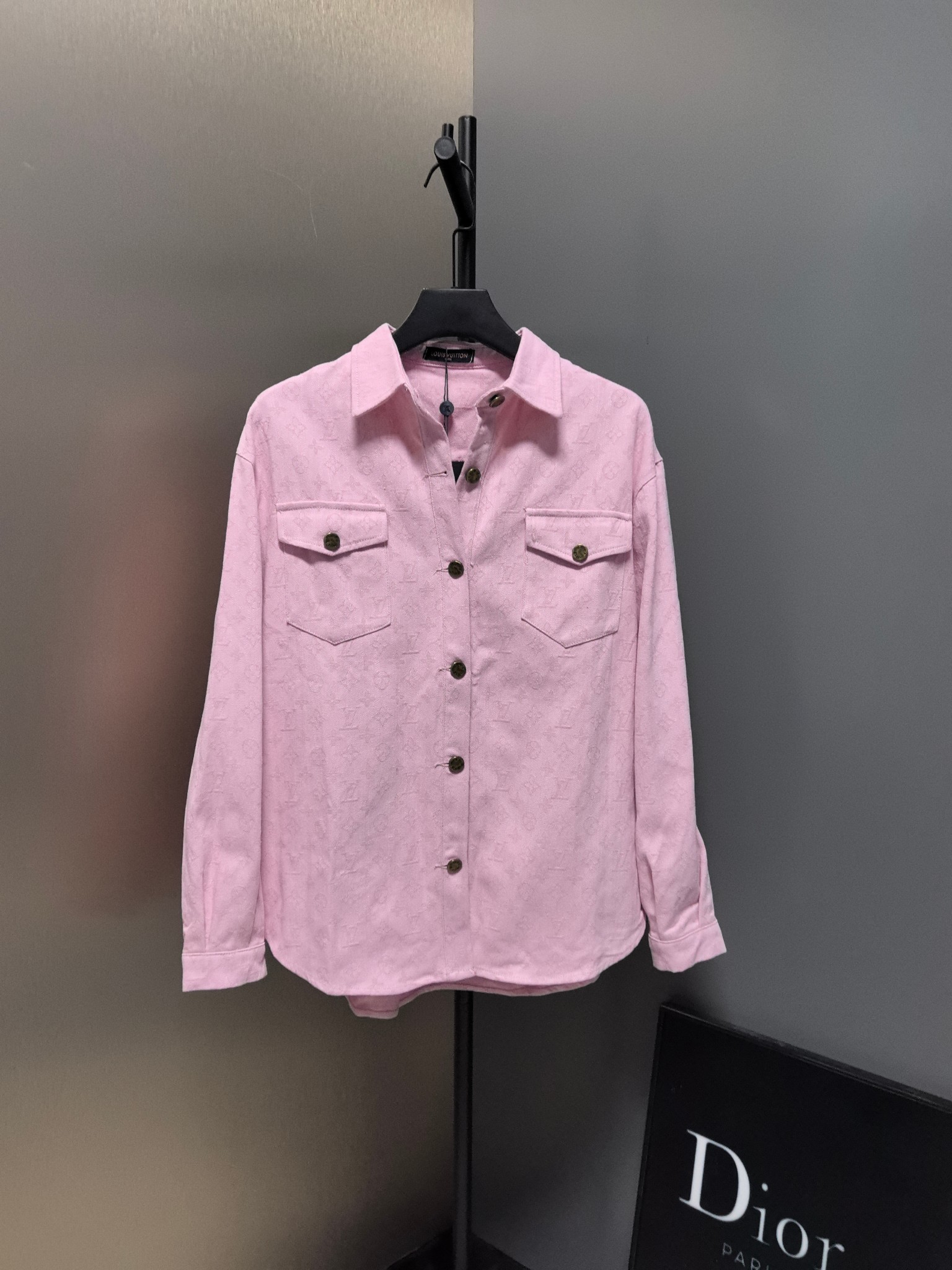 LV高仿粉色立體壓紋襯衫 清新柔色雙口袋男士上衣｜歐美奢侈品精品推薦