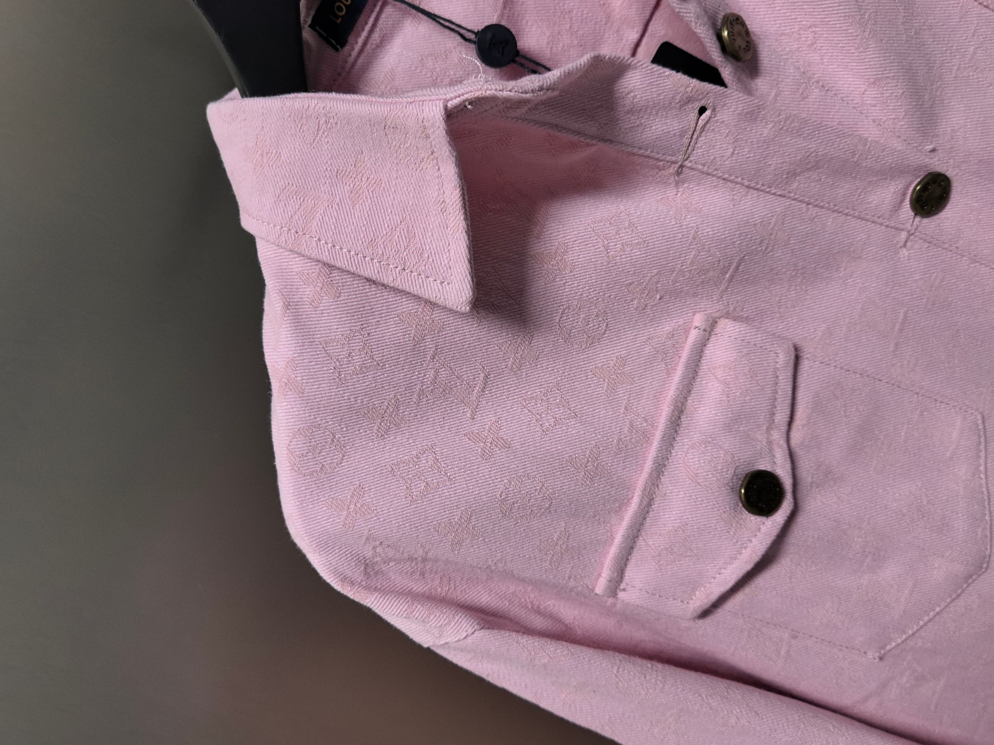 LV高仿粉色立體壓紋襯衫 清新柔色雙口袋男士上衣|超A仿原單精品圖片 13 LV高仿粉色立體壓紋襯衫 清新柔色雙口袋男士上衣|歐美奢侈品精品推薦