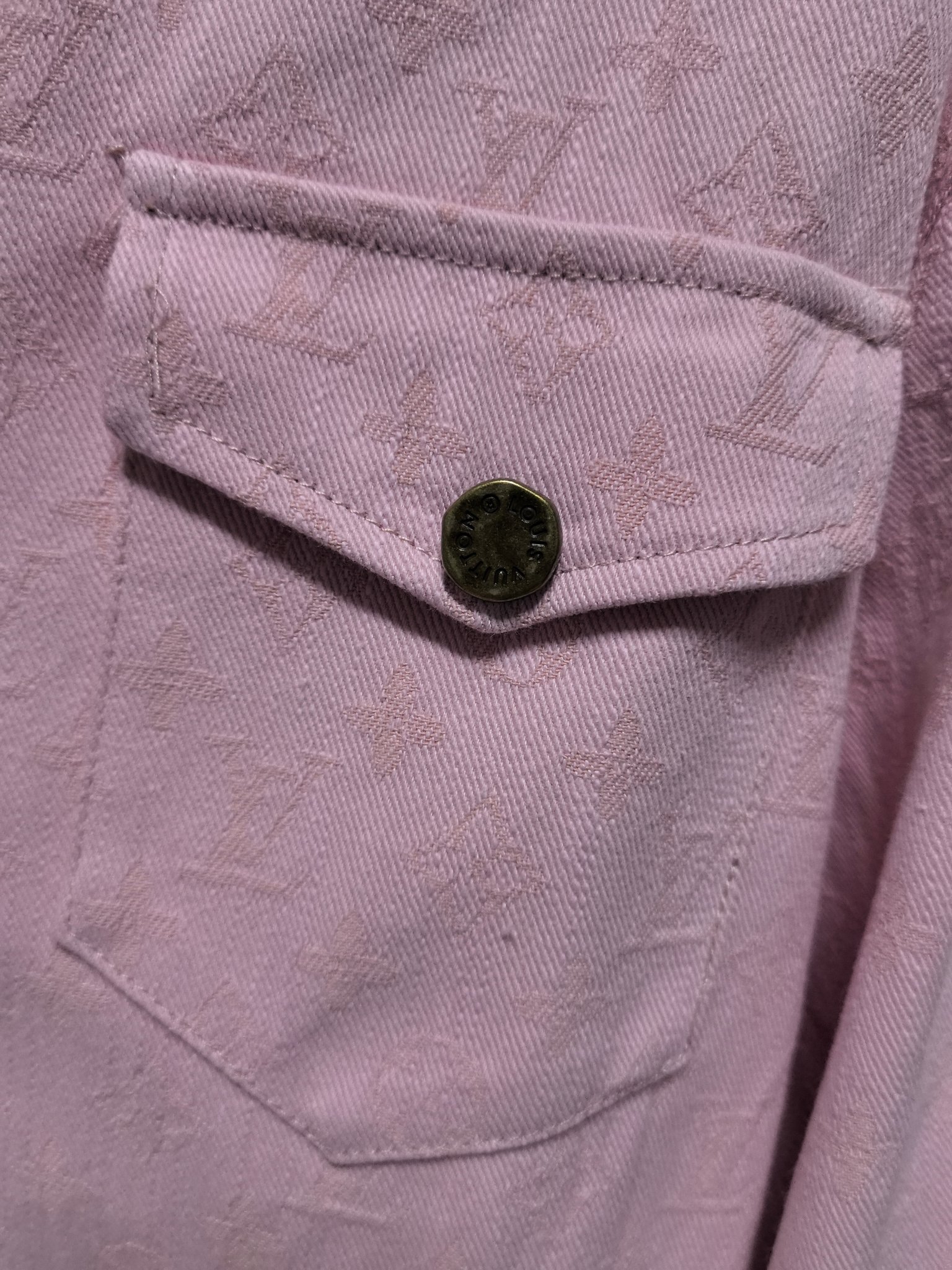 LV高仿粉色立體壓紋襯衫 清新柔色雙口袋男士上衣|超A仿原單精品圖片 12 LV高仿粉色立體壓紋襯衫 清新柔色雙口袋男士上衣|歐美奢侈品精品推薦