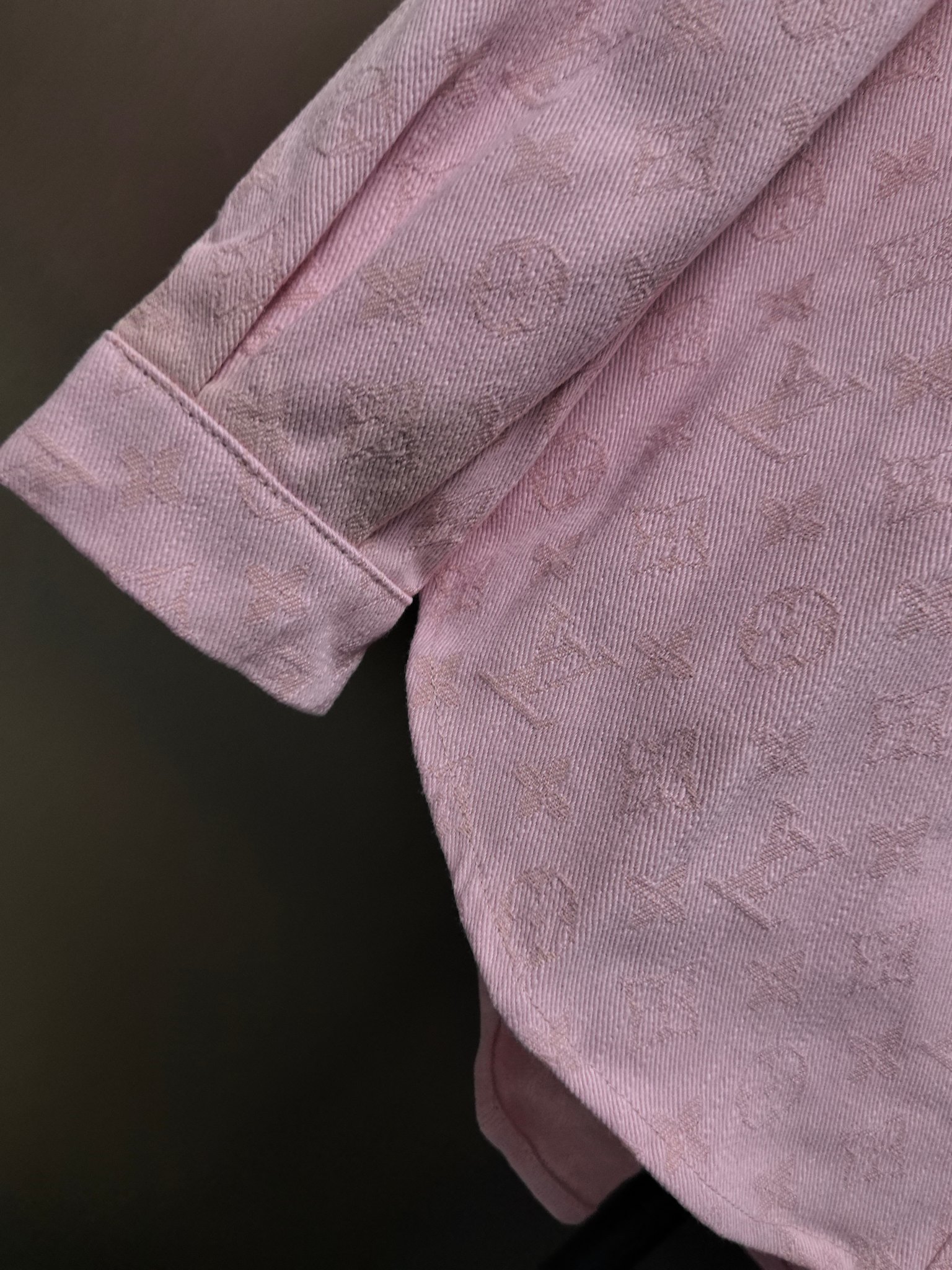 LV高仿粉色立體壓紋襯衫 清新柔色雙口袋男士上衣|超A仿原單精品圖片 10 LV高仿粉色立體壓紋襯衫 清新柔色雙口袋男士上衣|歐美奢侈品精品推薦