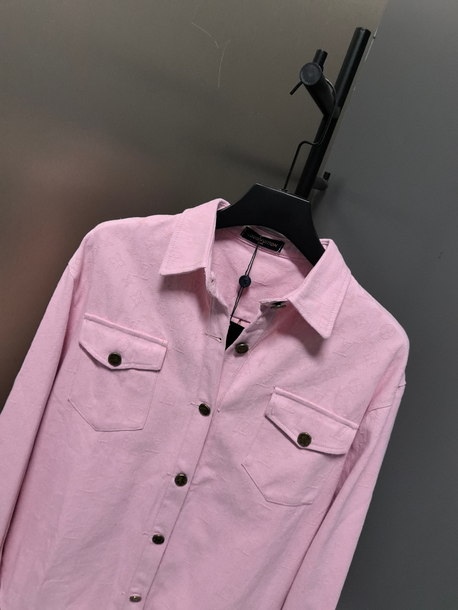 LV高仿粉色立體壓紋襯衫 清新柔色雙口袋男士上衣|超A仿原單精品圖片 9 LV高仿粉色立體壓紋襯衫 清新柔色雙口袋男士上衣|歐美奢侈品精品推薦