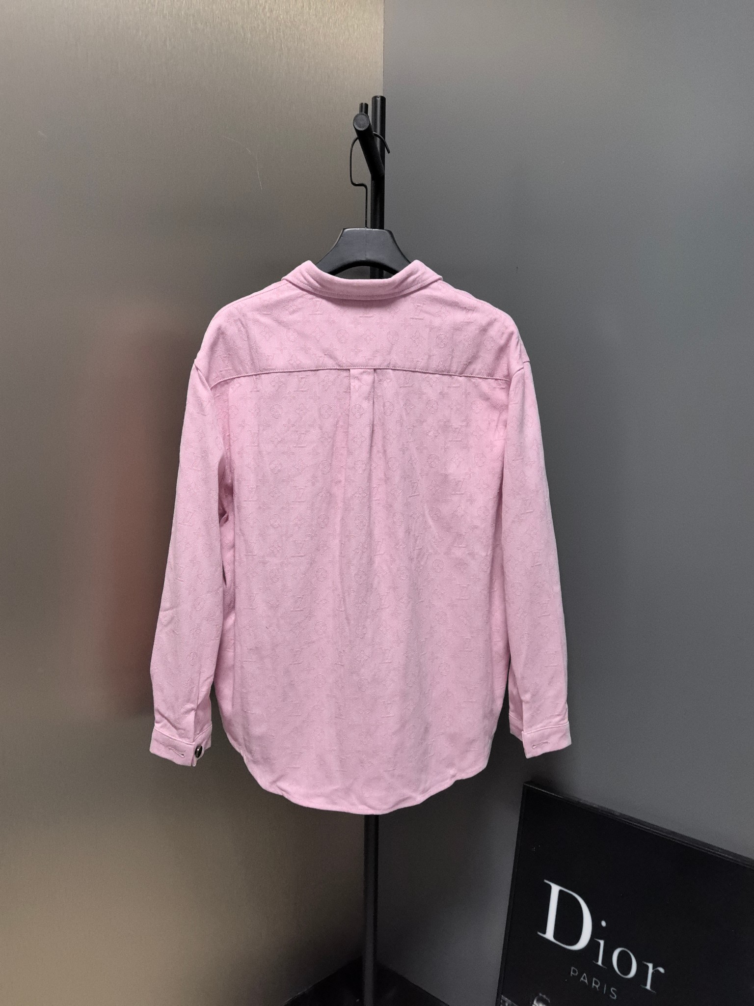 LV高仿粉色立體壓紋襯衫 清新柔色雙口袋男士上衣|超A仿原單精品圖片 8 LV高仿粉色立體壓紋襯衫 清新柔色雙口袋男士上衣|歐美奢侈品精品推薦