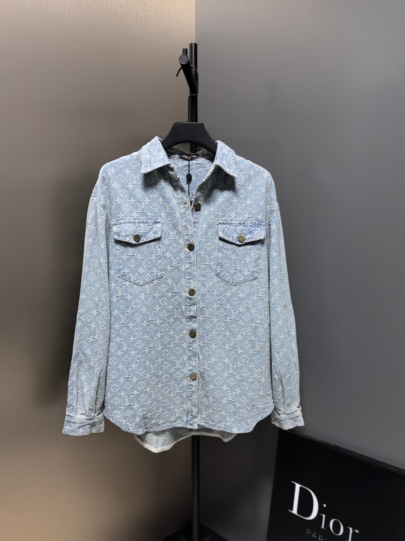 LV高仿淺藍滿版Monogram丹寧襯衫 經典百搭男士上衣|超A仿原單精品圖片 2 LV高仿淺藍滿版Monogram丹寧襯衫 經典百搭男士上衣|歐美奢侈品精品推薦