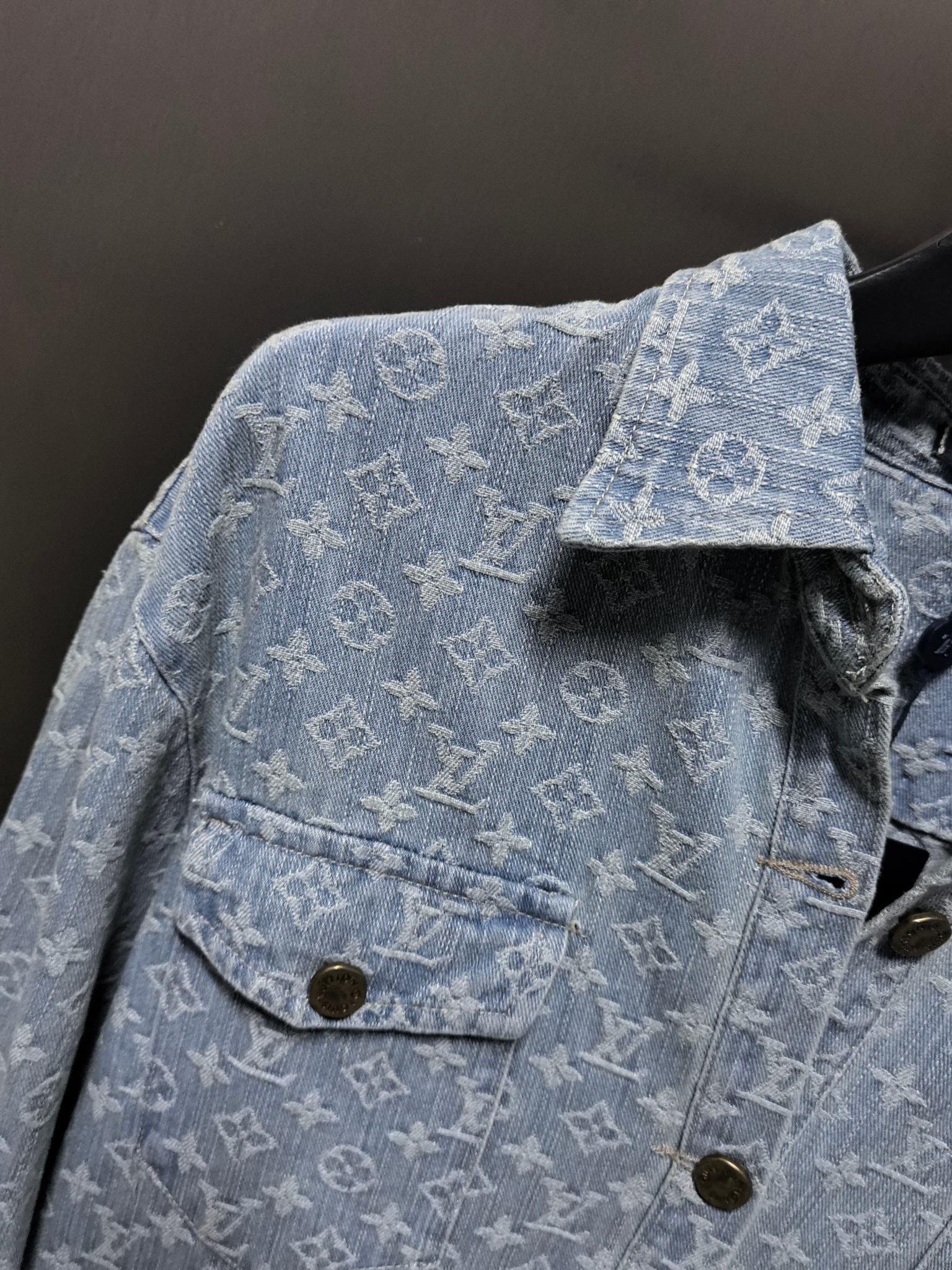 LV高仿淺藍滿版Monogram丹寧襯衫 經典百搭男士上衣｜歐美奢侈品精品推薦