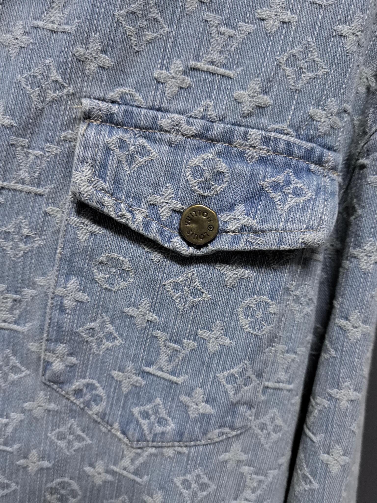 LV高仿淺藍滿版Monogram丹寧襯衫 經典百搭男士上衣｜歐美奢侈品精品推薦