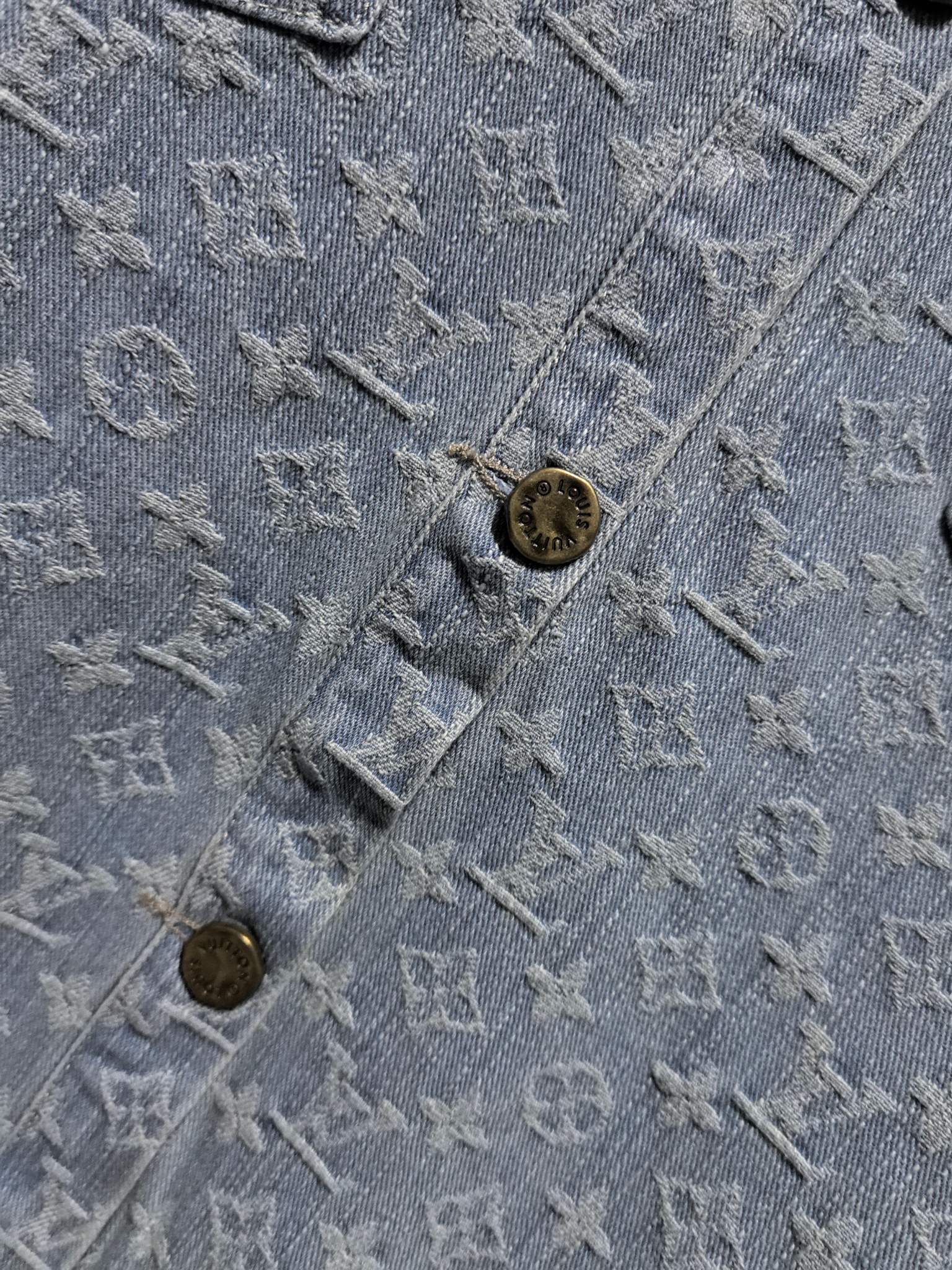 LV高仿淺藍滿版Monogram丹寧襯衫 經典百搭男士上衣｜歐美奢侈品精品推薦