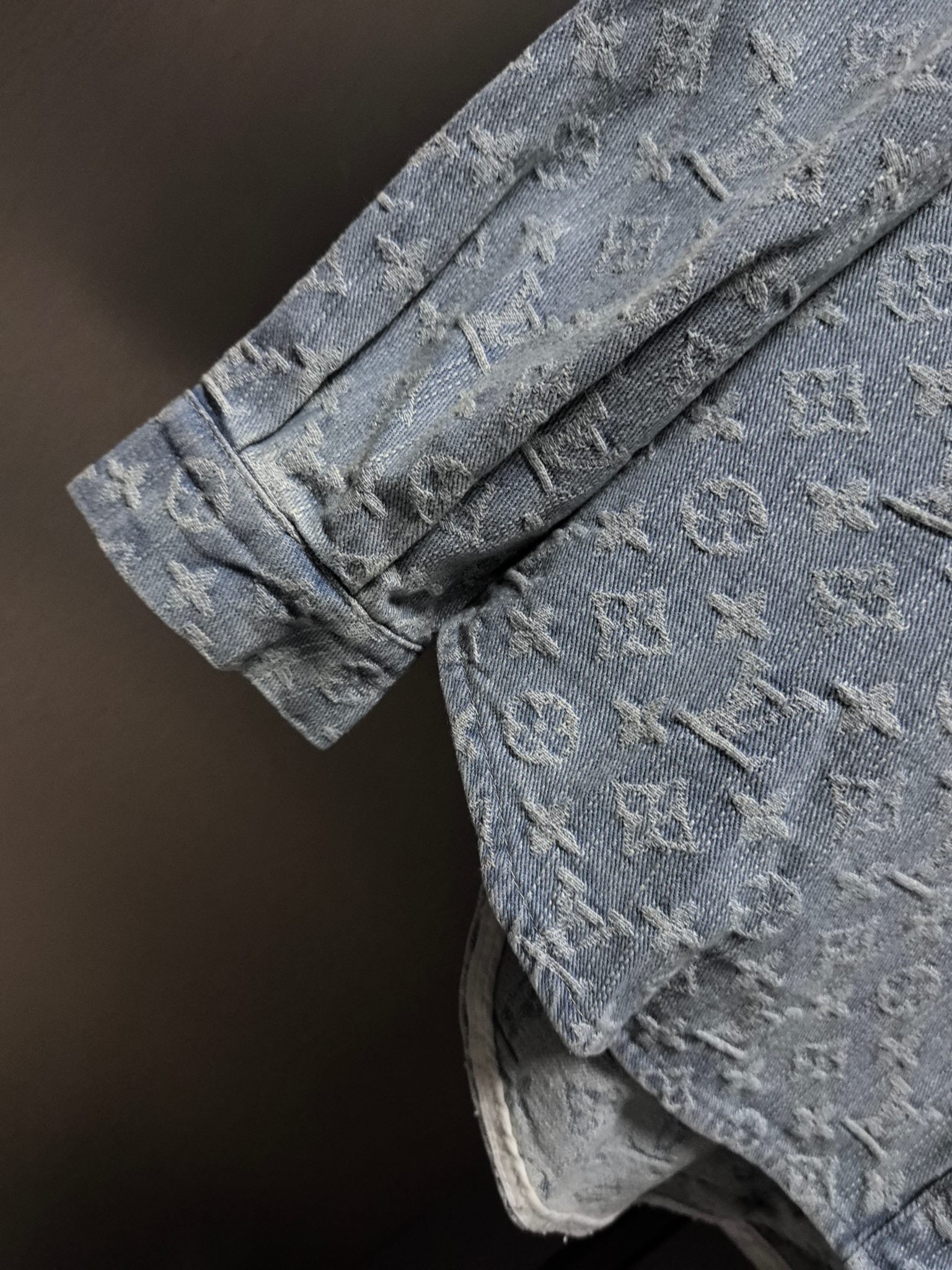 LV高仿淺藍滿版Monogram丹寧襯衫 經典百搭男士上衣｜歐美奢侈品精品推薦