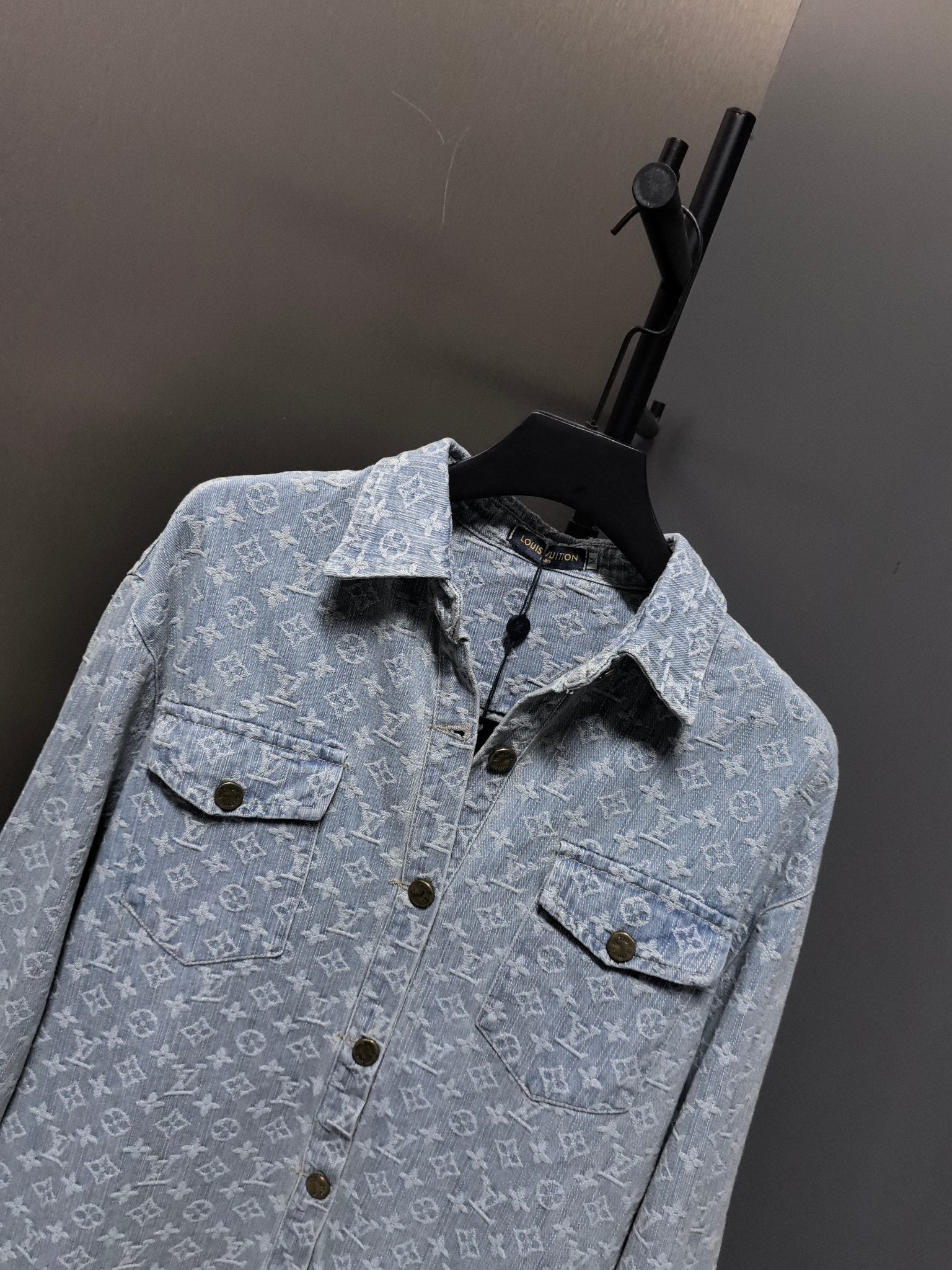 LV高仿淺藍滿版Monogram丹寧襯衫 經典百搭男士上衣｜歐美奢侈品精品推薦