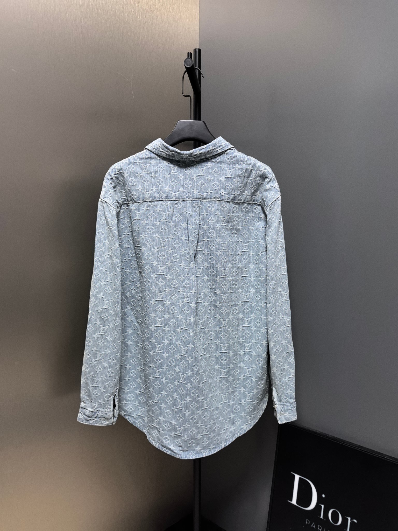 LV高仿淺藍滿版Monogram丹寧襯衫 經典百搭男士上衣｜歐美奢侈品精品推薦