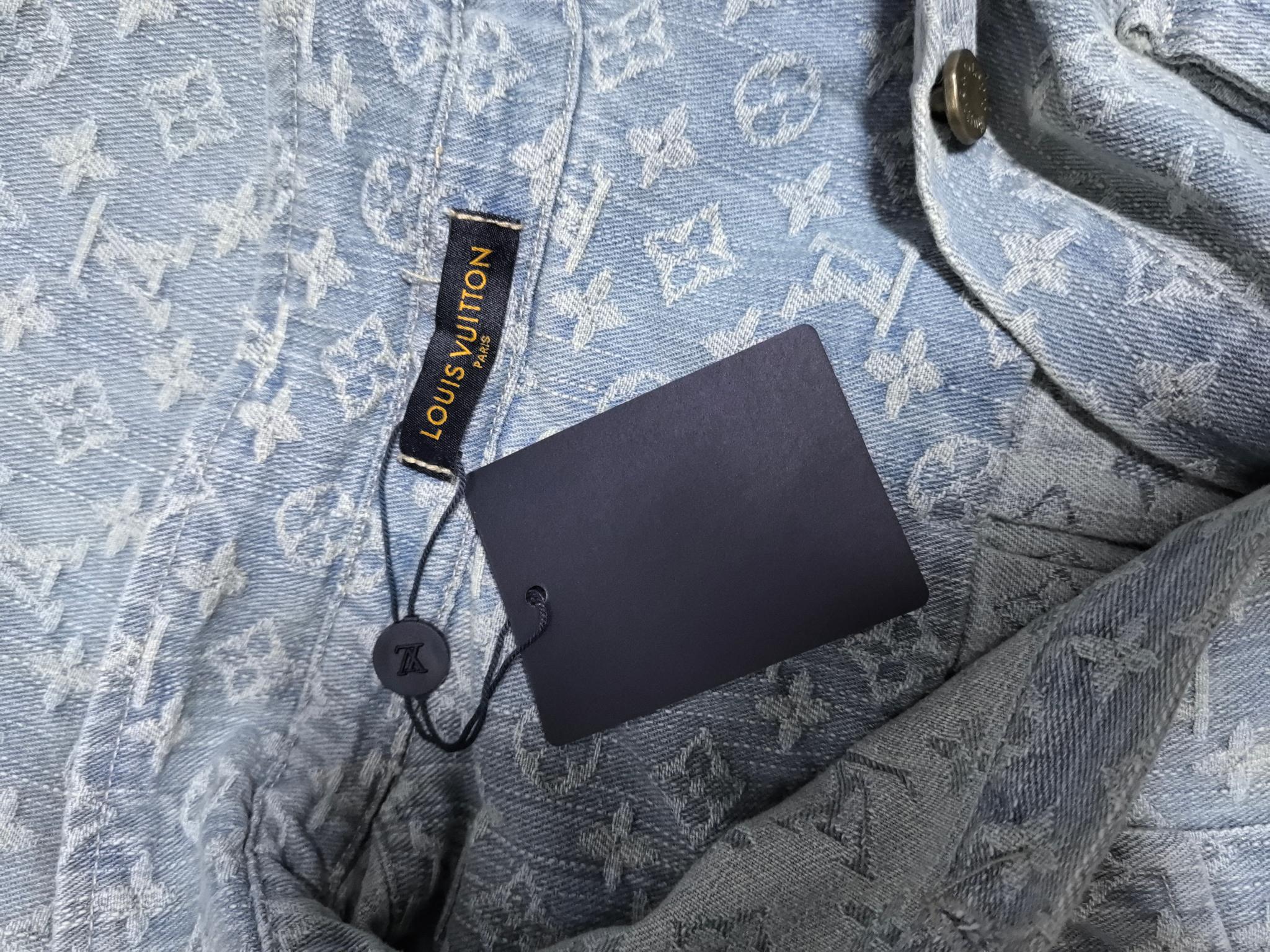 LV高仿淺藍滿版Monogram丹寧襯衫 經典百搭男士上衣｜歐美奢侈品精品推薦