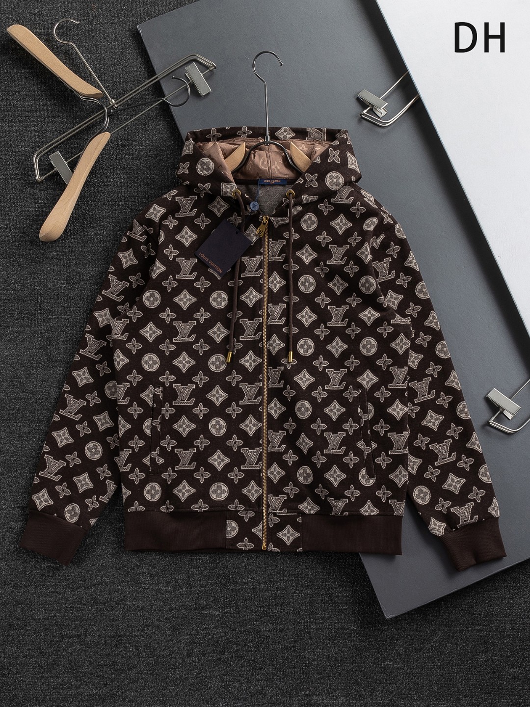 LV精品仿製滿版老花連帽外套 經典字母設計拉鍊款男士上衣｜歐美奢侈品精品推薦