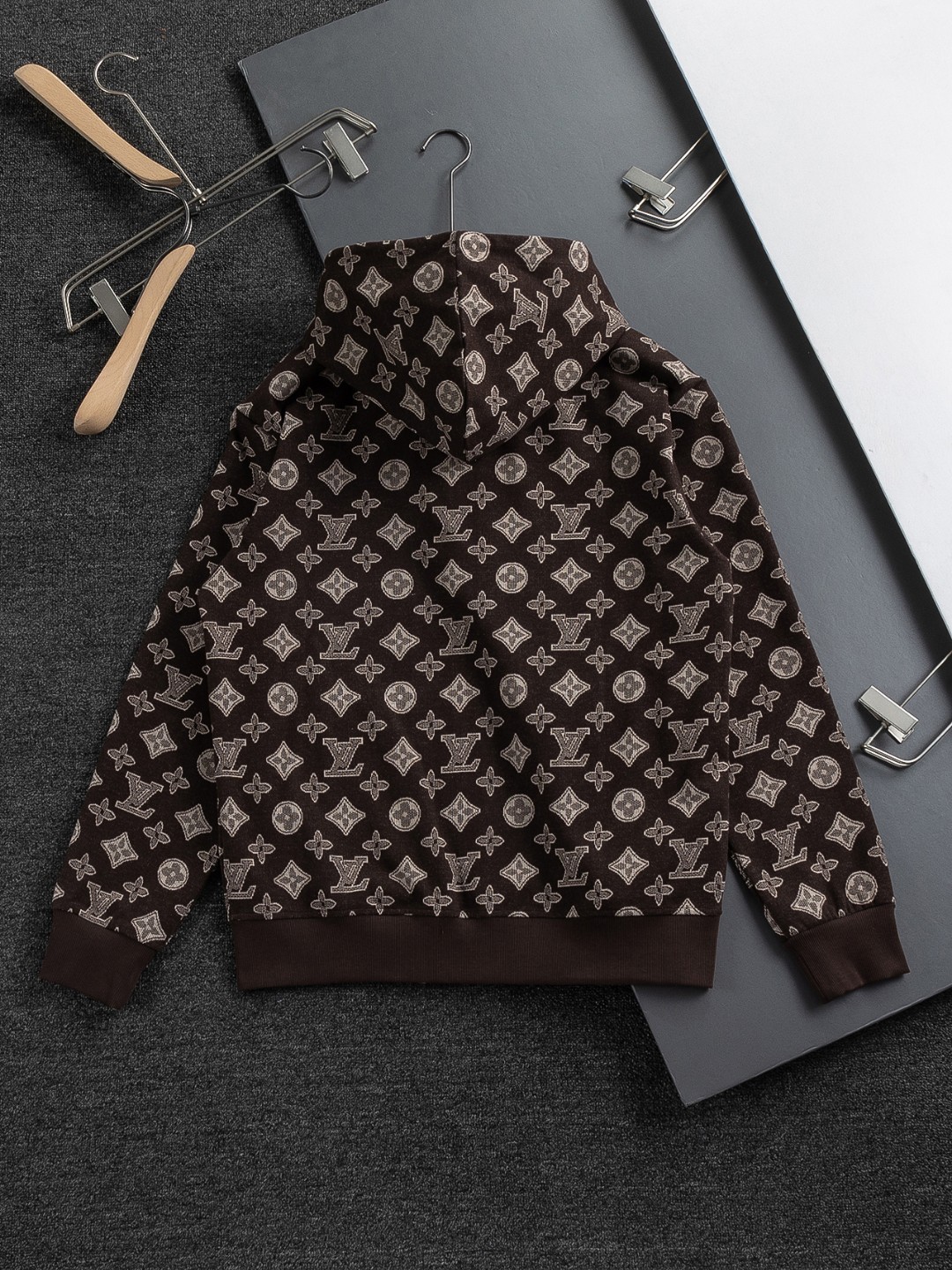 LV精品仿製滿版老花連帽外套 經典字母設計拉鍊款男士上衣｜歐美奢侈品精品推薦