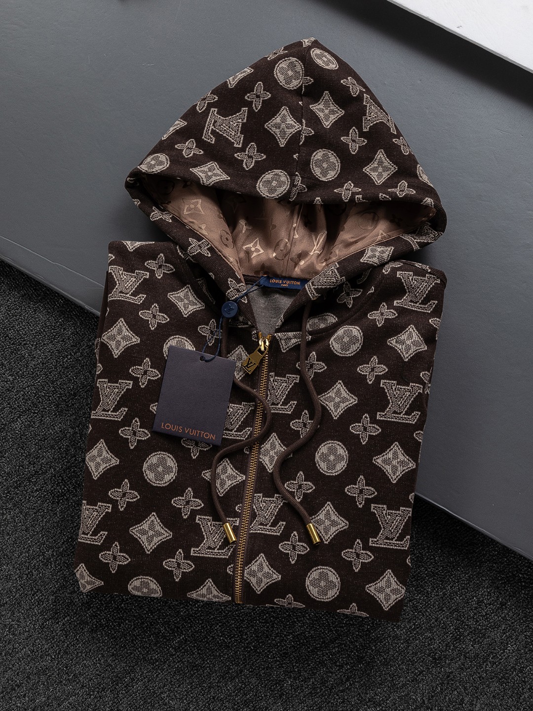 LV精品仿製滿版老花連帽外套 經典字母設計拉鍊款男士上衣｜歐美奢侈品精品推薦