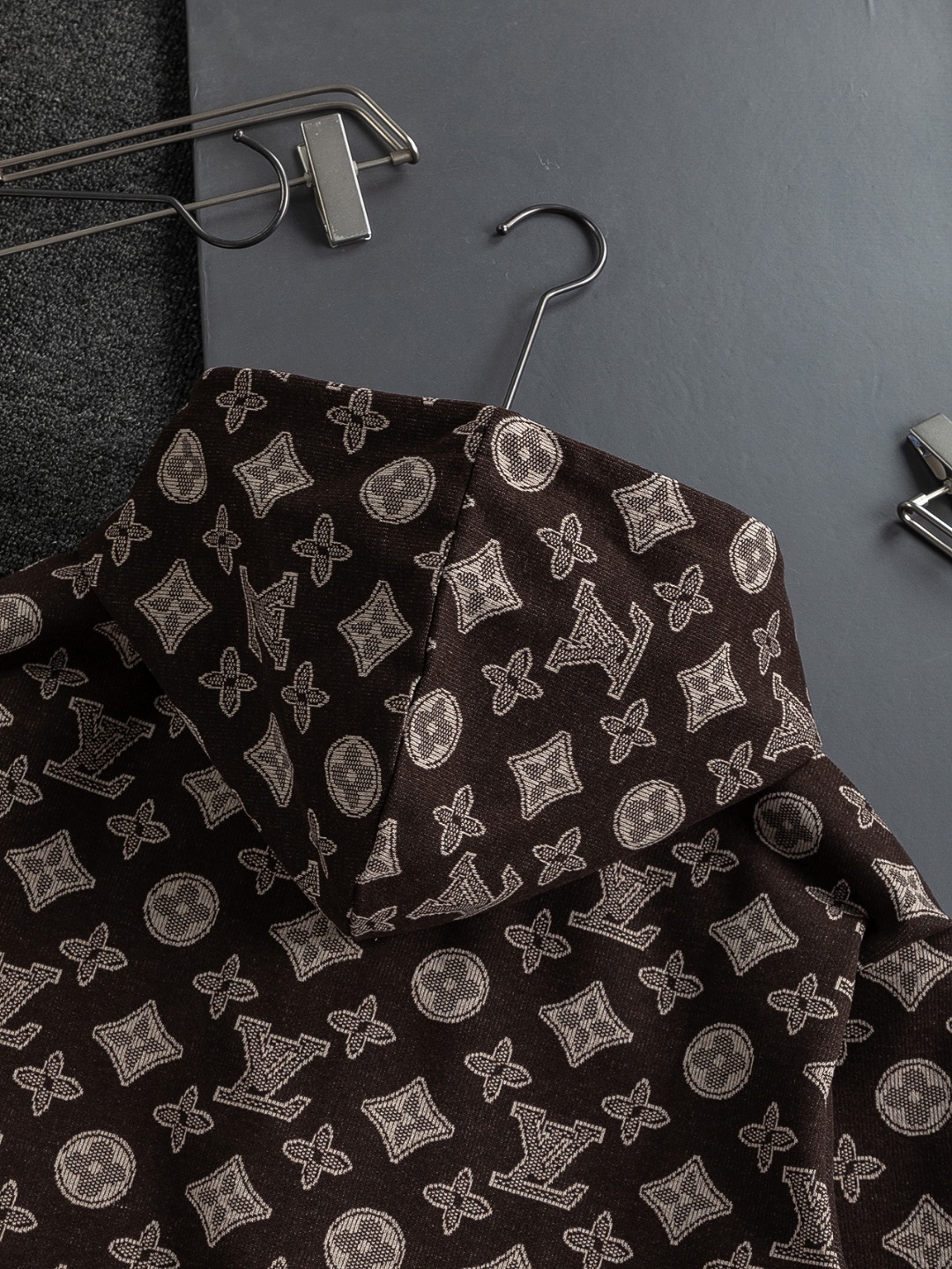 LV精品仿製滿版老花連帽外套 經典字母設計拉鍊款男士上衣｜歐美奢侈品精品推薦