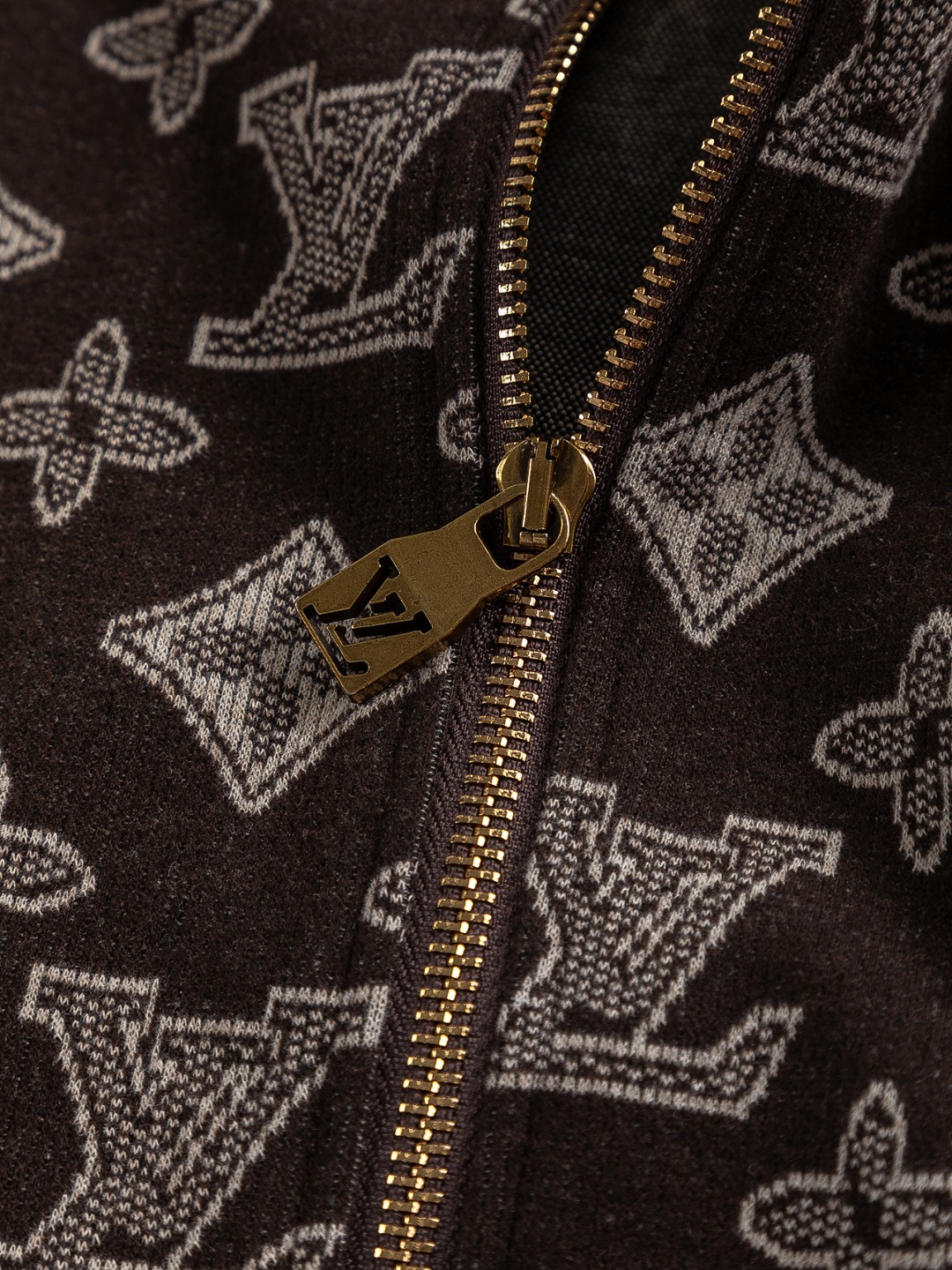 LV精品仿製滿版老花連帽外套 經典字母設計拉鍊款男士上衣｜歐美奢侈品精品推薦