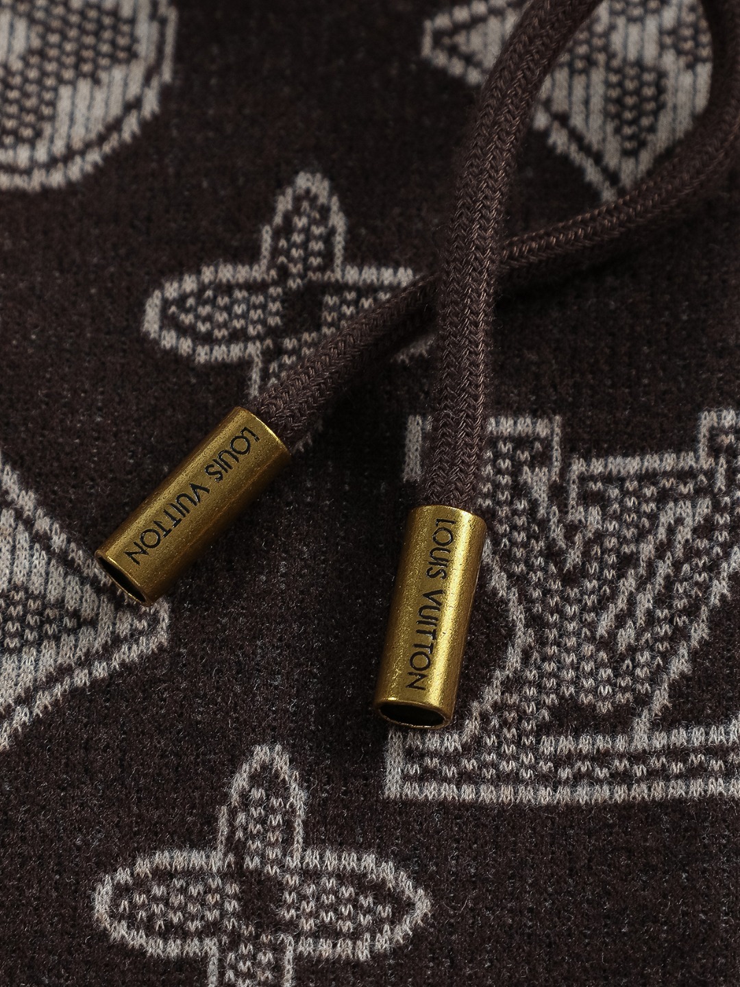 LV精品仿製滿版老花連帽外套 經典字母設計拉鍊款男士上衣｜歐美奢侈品精品推薦