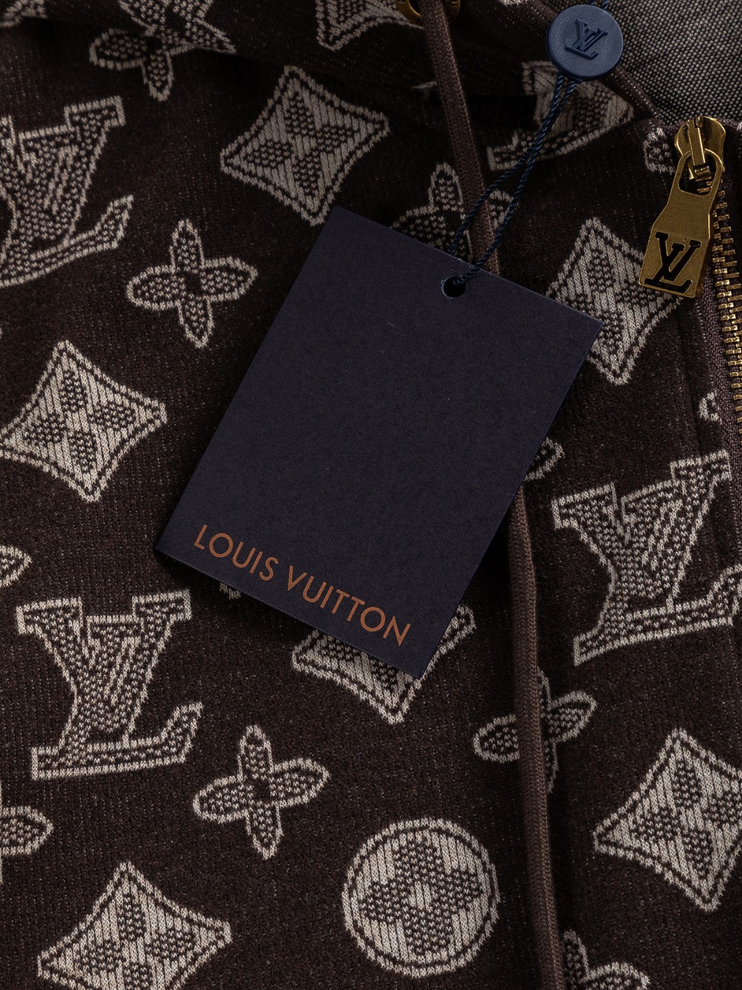 LV精品仿製滿版老花連帽外套 經典字母設計拉鍊款男士上衣｜歐美奢侈品精品推薦