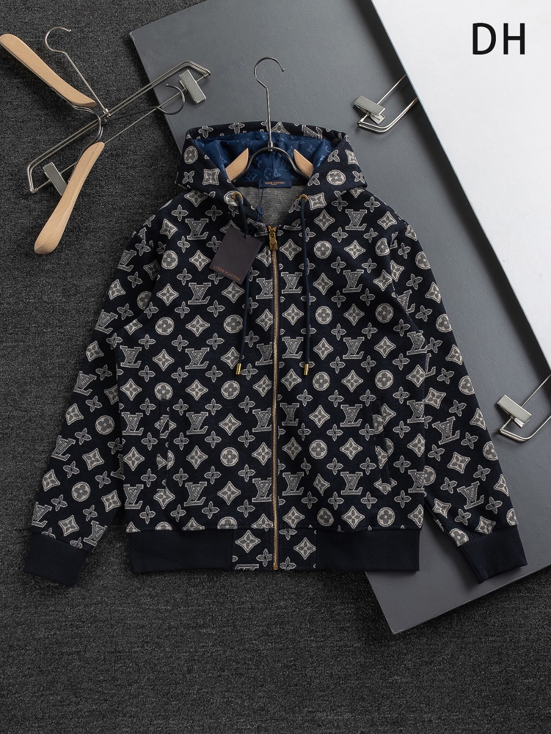 LV精品仿製深藍滿版老花連帽外套 經典字母印花男士外出上衣｜歐美奢侈品精品推薦