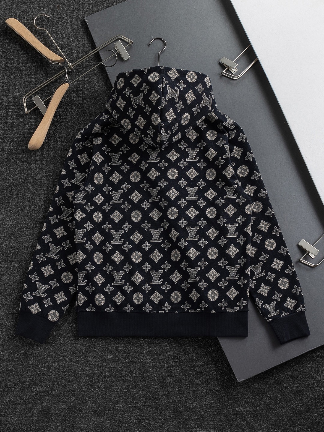 LV精品仿製深藍滿版老花連帽外套 經典字母印花男士外出上衣｜歐美奢侈品精品推薦