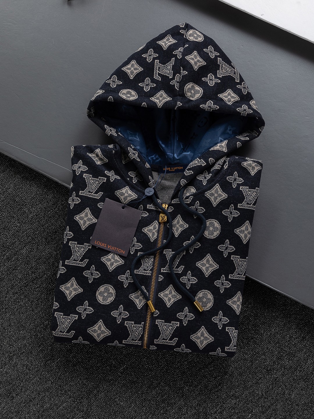 LV精品仿製深藍滿版老花連帽外套 經典字母印花男士外出上衣｜歐美奢侈品精品推薦