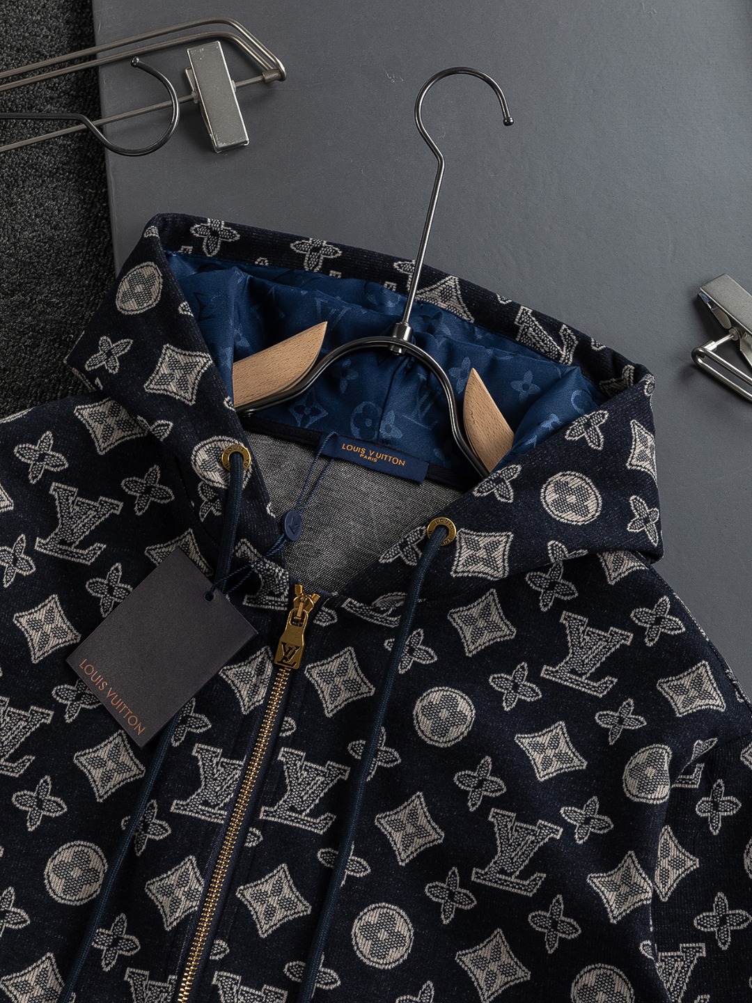 LV精品仿製深藍滿版老花連帽外套 經典字母印花男士外出上衣｜歐美奢侈品精品推薦