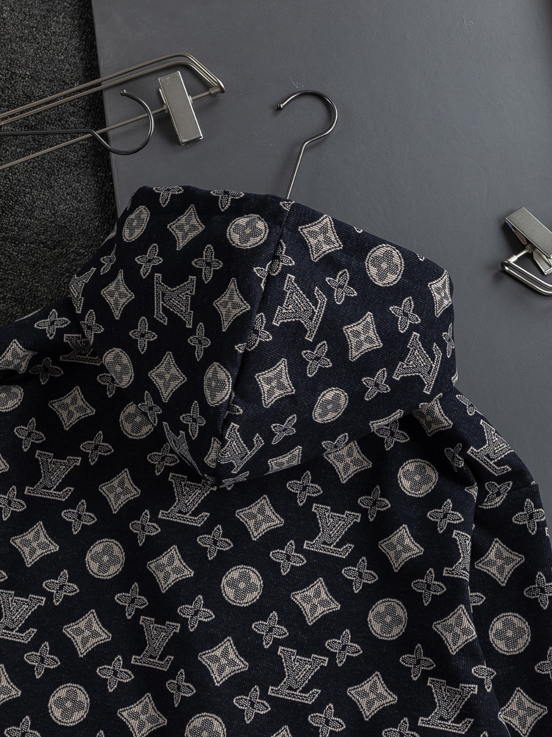 LV精品仿製深藍滿版老花連帽外套 經典字母印花男士外出上衣｜歐美奢侈品精品推薦