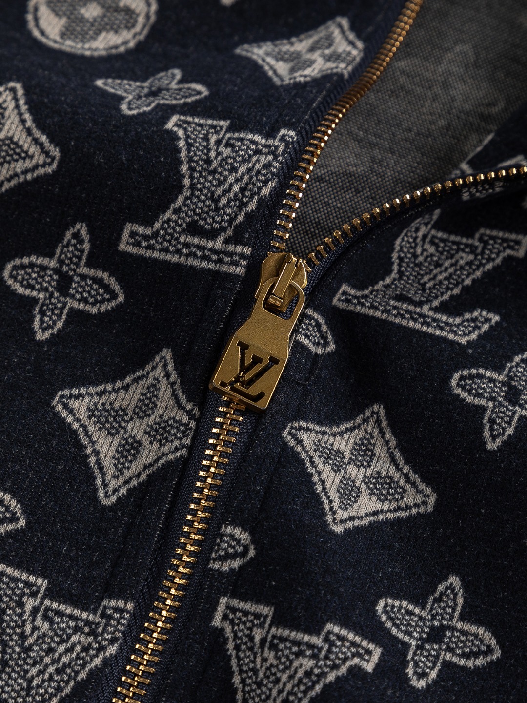 LV精品仿製深藍滿版老花連帽外套 經典字母印花男士外出上衣｜歐美奢侈品精品推薦