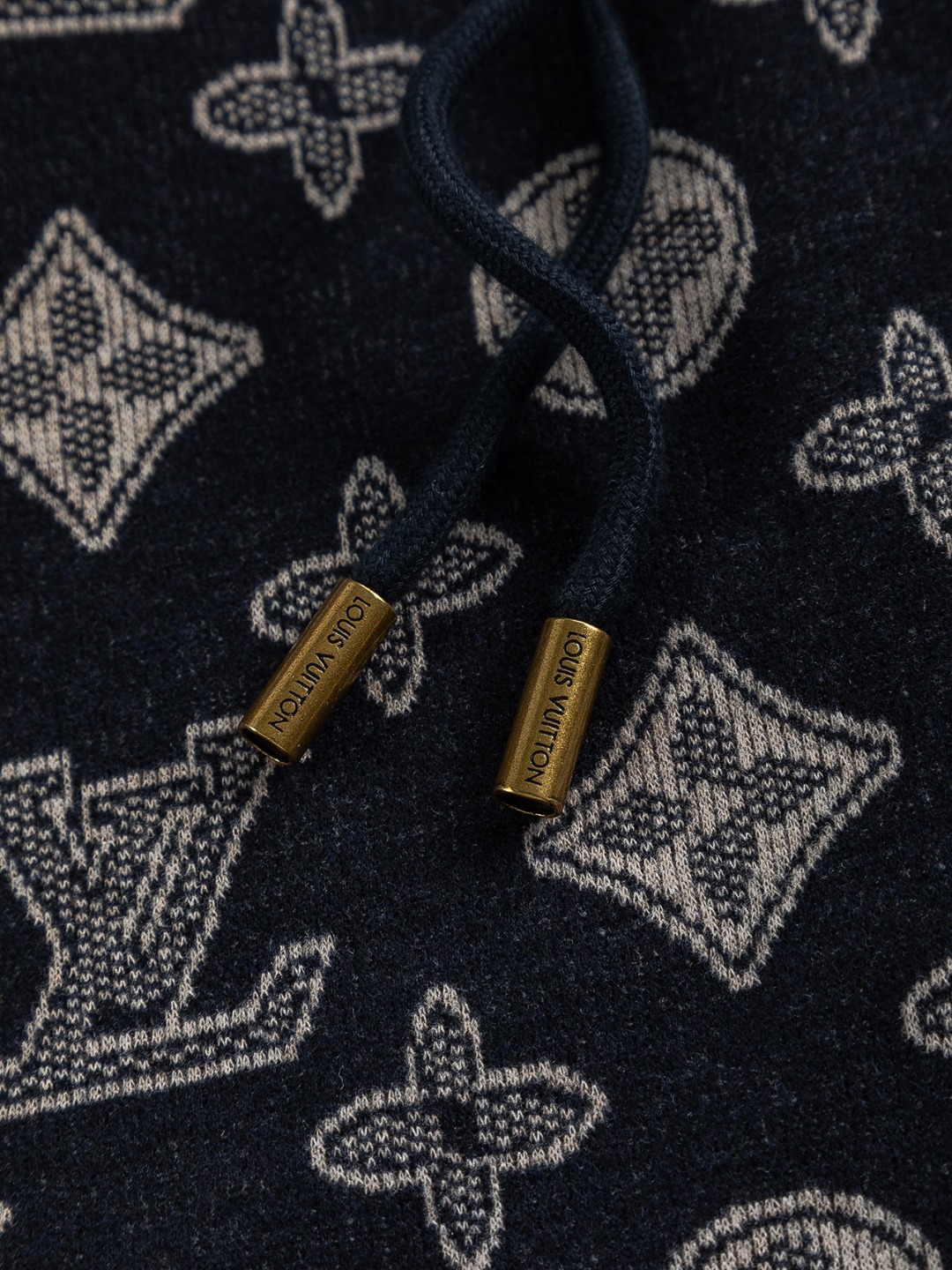 LV精品仿製深藍滿版老花連帽外套 經典字母印花男士外出上衣｜歐美奢侈品精品推薦