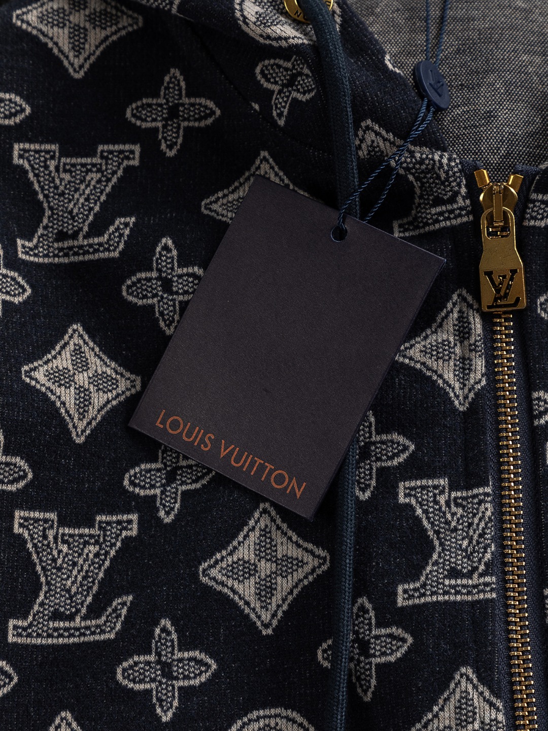 LV精品仿製深藍滿版老花連帽外套 經典字母印花男士外出上衣｜歐美奢侈品精品推薦