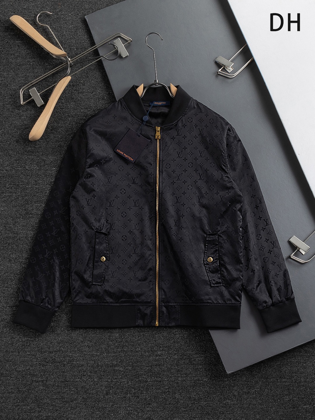 LV高仿滿版暗花飛行外套 經典金屬拉鍊設計精品男士夾克｜歐美奢侈品精品推薦