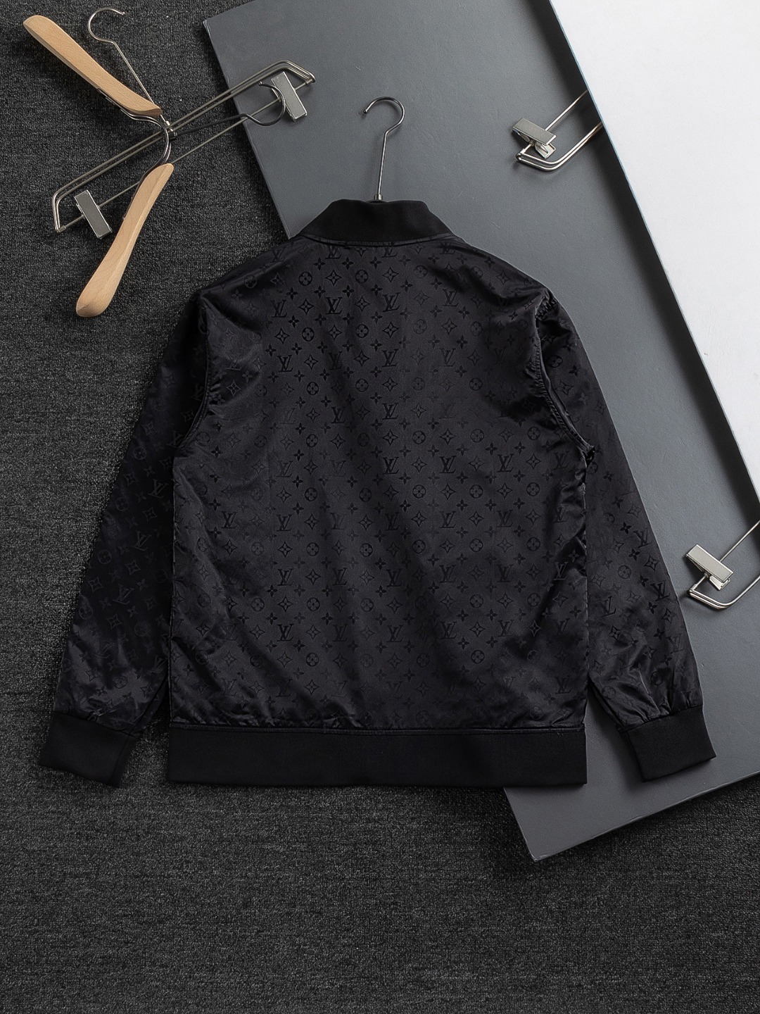 LV高仿滿版暗花飛行外套 經典金屬拉鍊設計精品男士夾克｜歐美奢侈品精品推薦