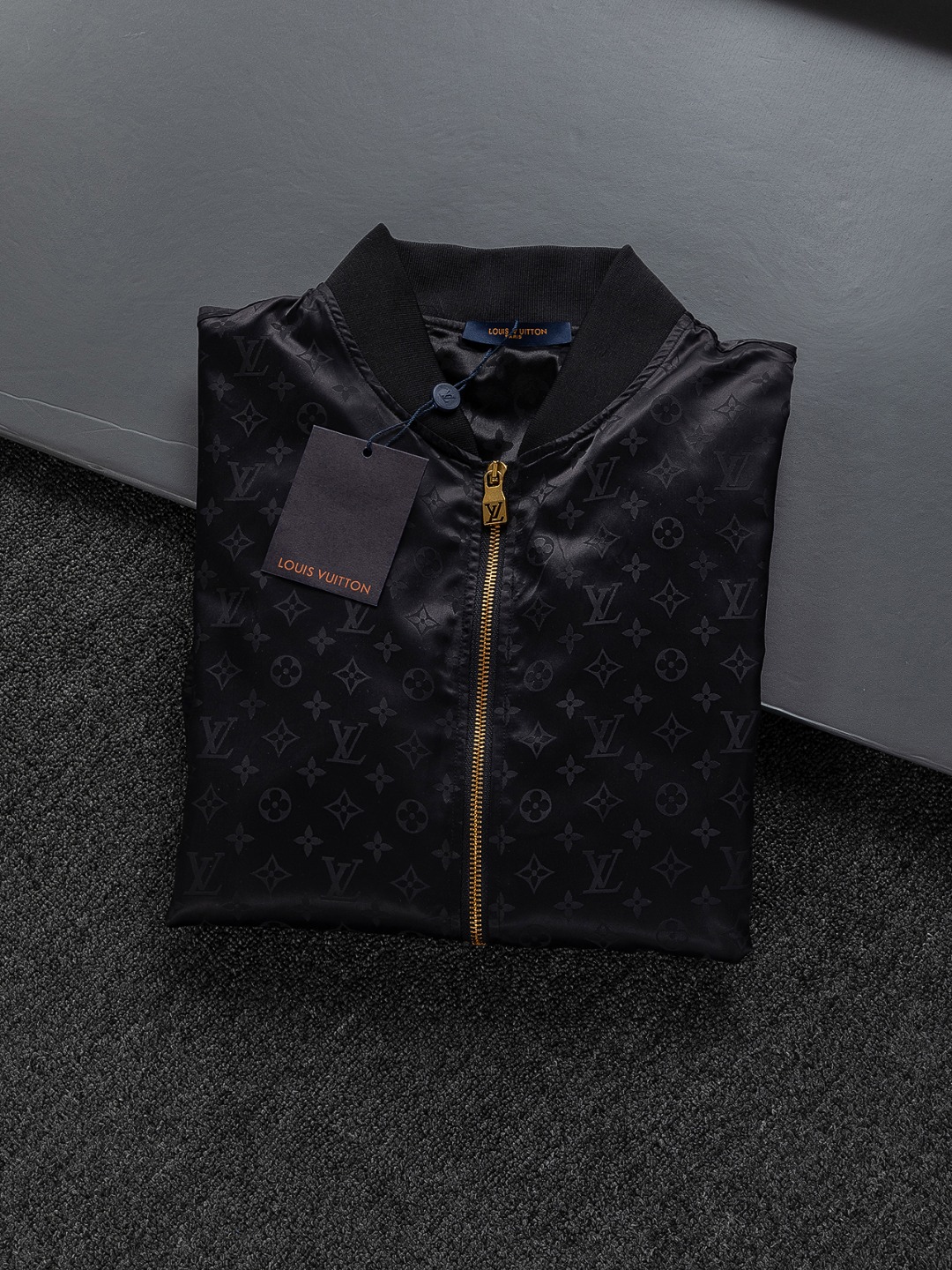 LV高仿滿版暗花飛行外套 經典金屬拉鍊設計精品男士夾克｜歐美奢侈品精品推薦