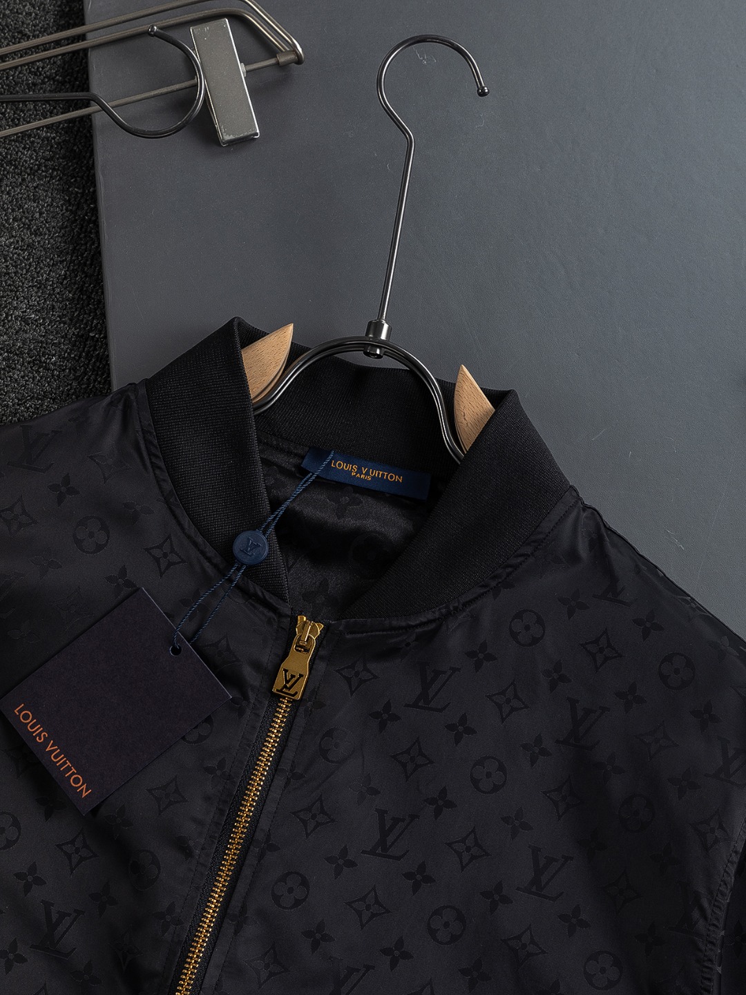 LV高仿滿版暗花飛行外套 經典金屬拉鍊設計精品男士夾克｜歐美奢侈品精品推薦