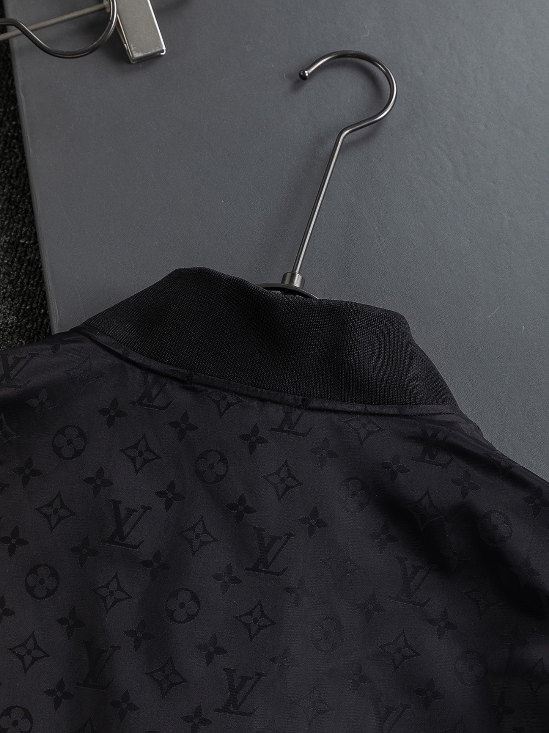 LV高仿滿版暗花飛行外套 經典金屬拉鍊設計精品男士夾克｜歐美奢侈品精品推薦