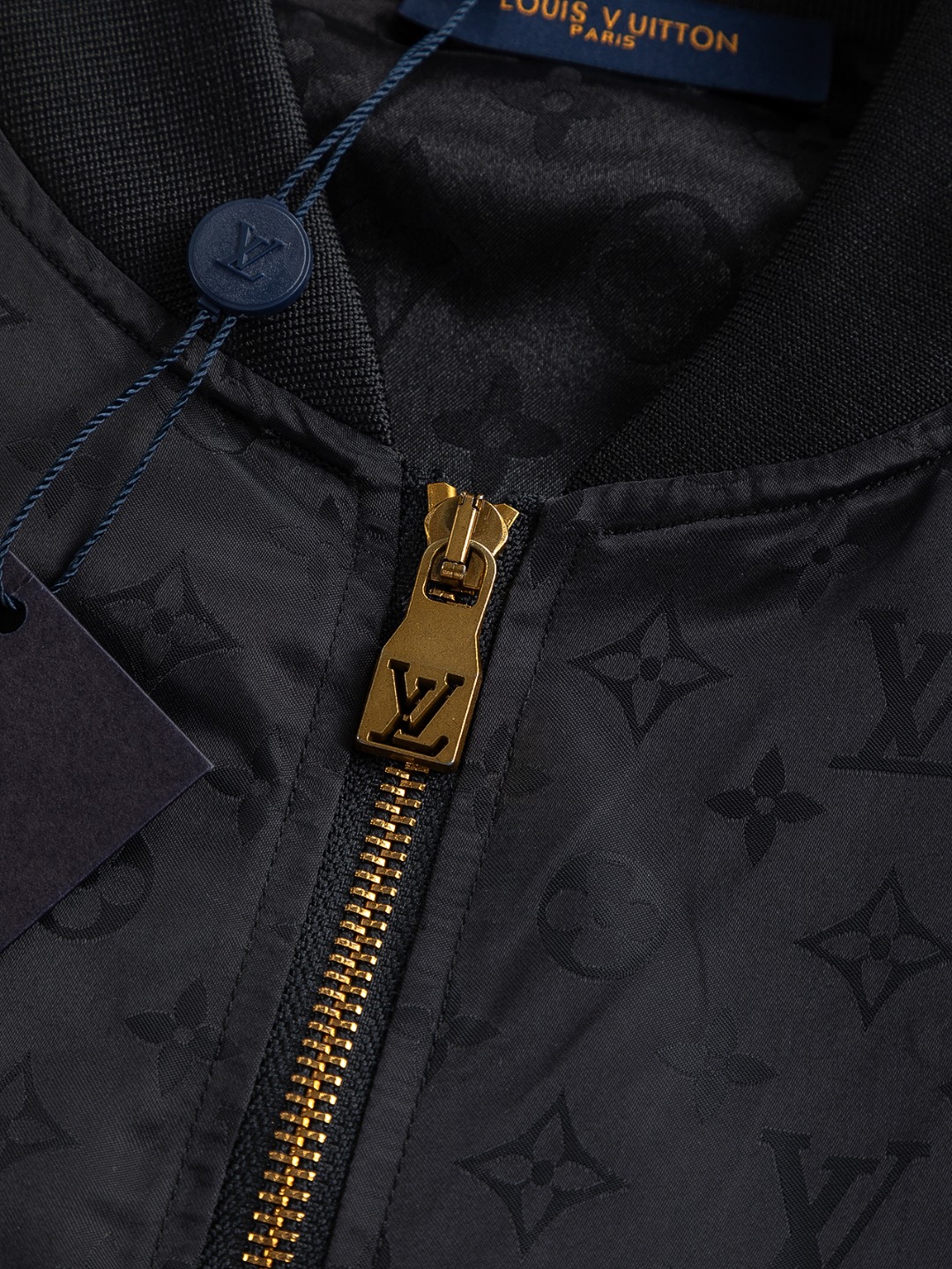 LV高仿滿版暗花飛行外套 經典金屬拉鍊設計精品男士夾克｜歐美奢侈品精品推薦