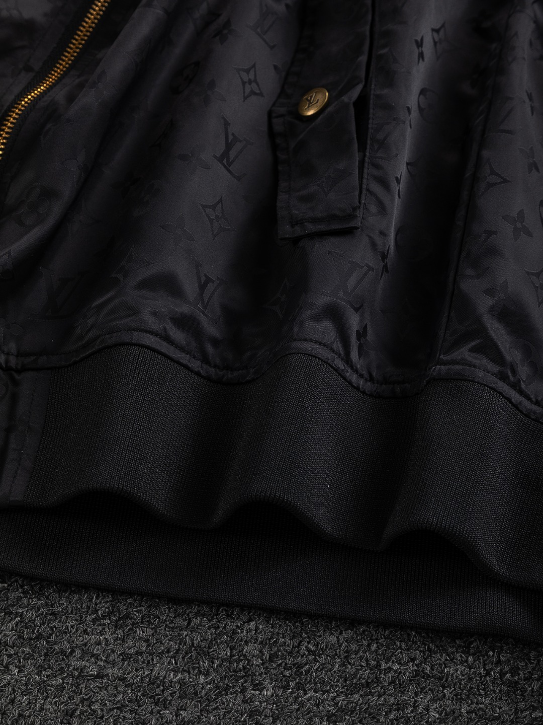 LV高仿滿版暗花飛行外套 經典金屬拉鍊設計精品男士夾克｜歐美奢侈品精品推薦