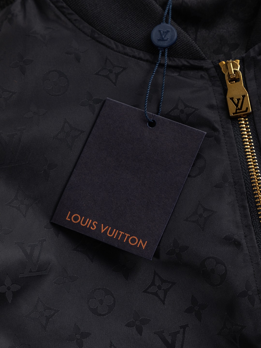 LV高仿滿版暗花飛行外套 經典金屬拉鍊設計精品男士夾克｜歐美奢侈品精品推薦