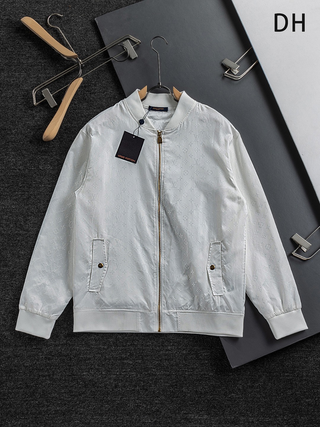 LV精品仿製白色暗紋飛行夾克 金屬拉鍊立領設計男士外套｜歐美奢侈品精品推薦