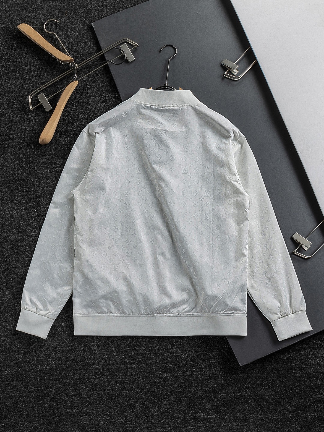 LV精品仿製白色暗紋飛行夾克 金屬拉鍊立領設計男士外套|超A仿原單精品圖片 14 LV精品仿製白色暗紋飛行夾克 金屬拉鍊立領設計男士外套|歐美奢侈品精品推薦