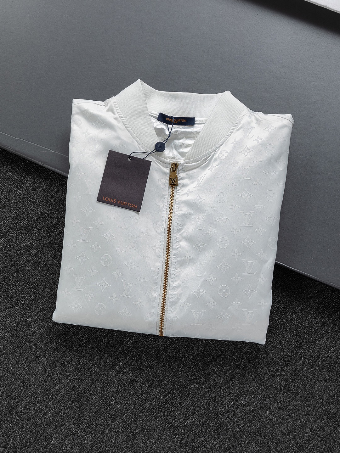 LV精品仿製白色暗紋飛行夾克 金屬拉鍊立領設計男士外套｜歐美奢侈品精品推薦